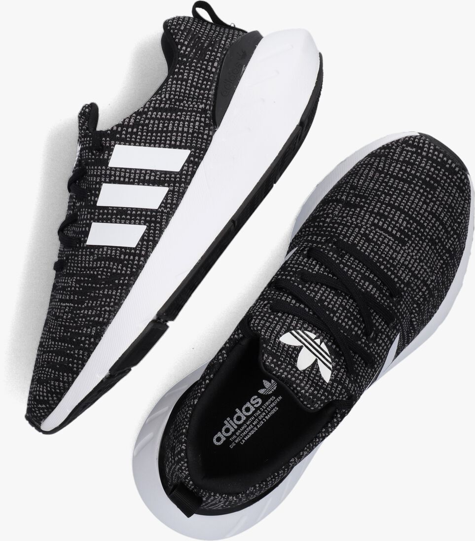 ADIDAS zwarte adidas lage sneakers swift run 22 j