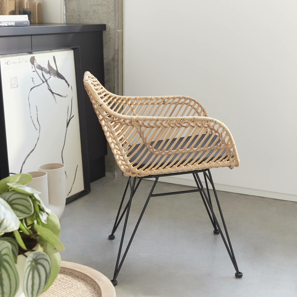 Fauteuil en rotin naturel et métal. Coussin noir - cahya