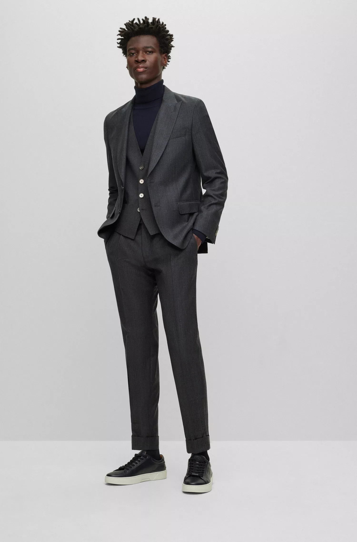 Terno BOSS preto slim fit em lã virgem xadrez.
