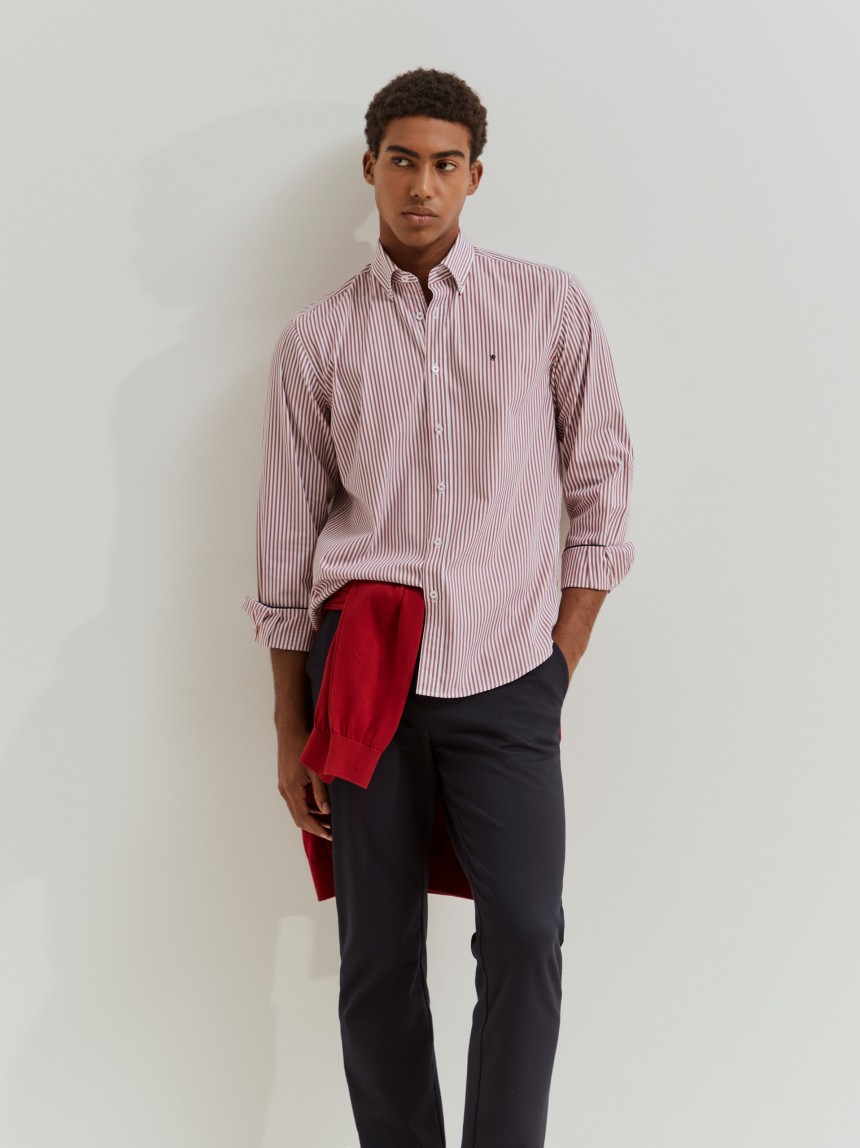 Camisa regular fit às riscas