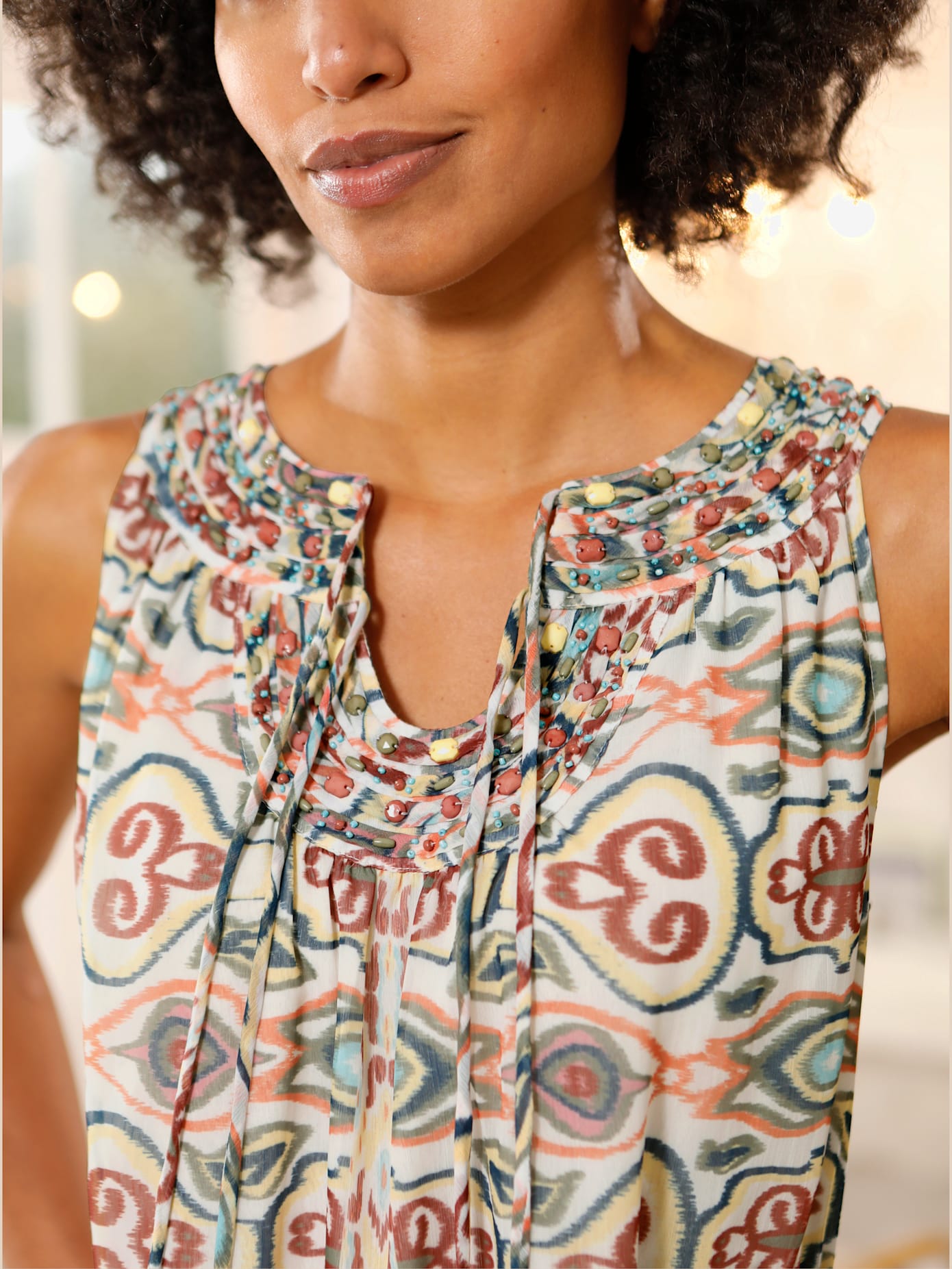 Robe imprimée pierres fantaisie le long de l'encolure
