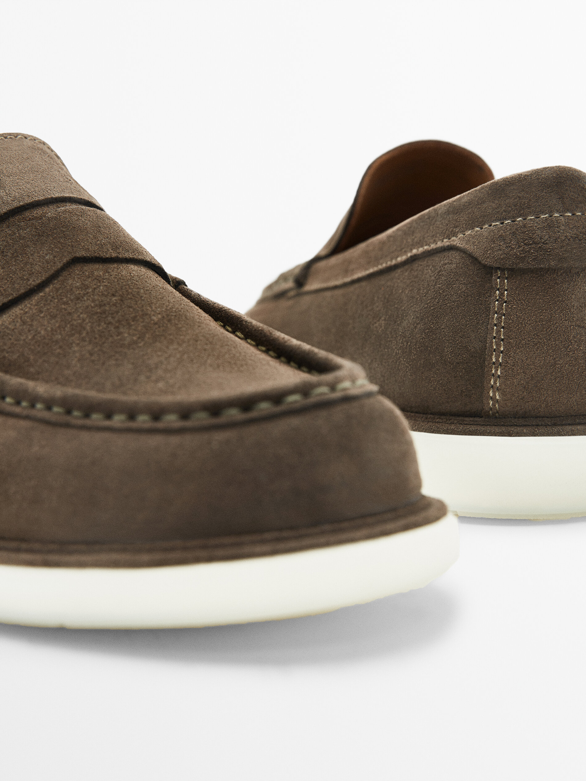 Mocassim de camurça com painel decorativo - MINK