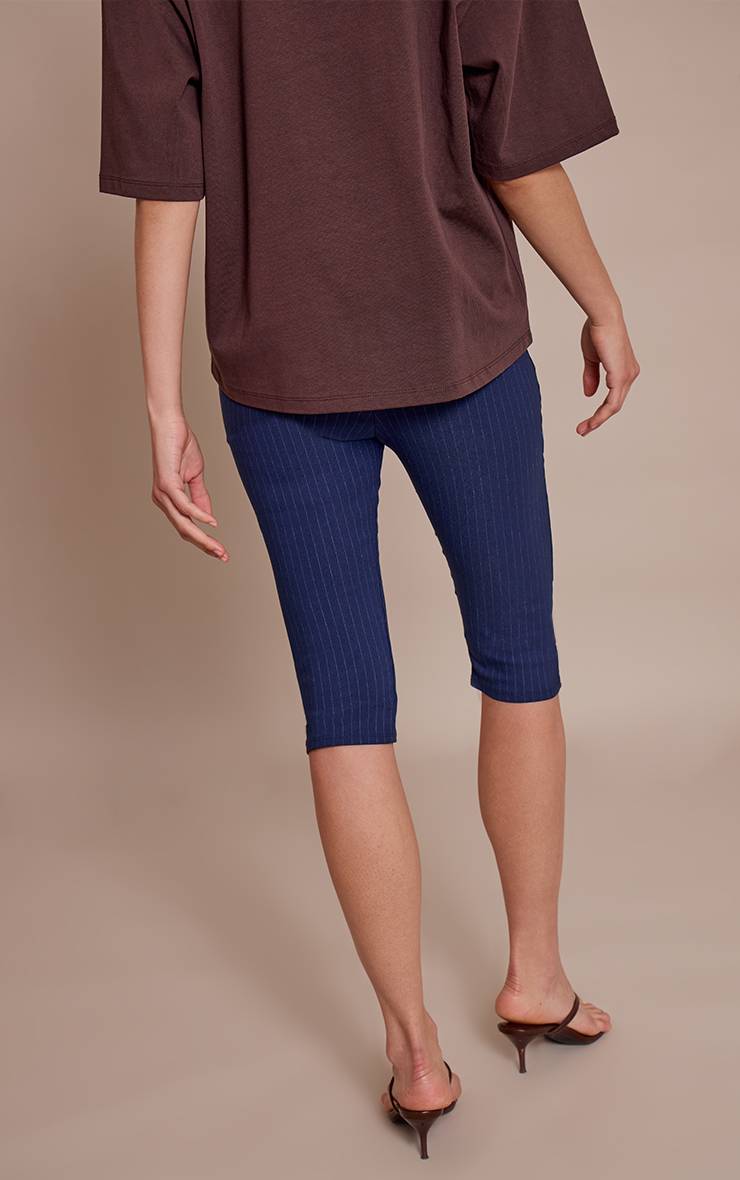 Bleu Marine Capri En Tissu Stretch À Rayures Tennis Avec Détail Patte Boutonnée