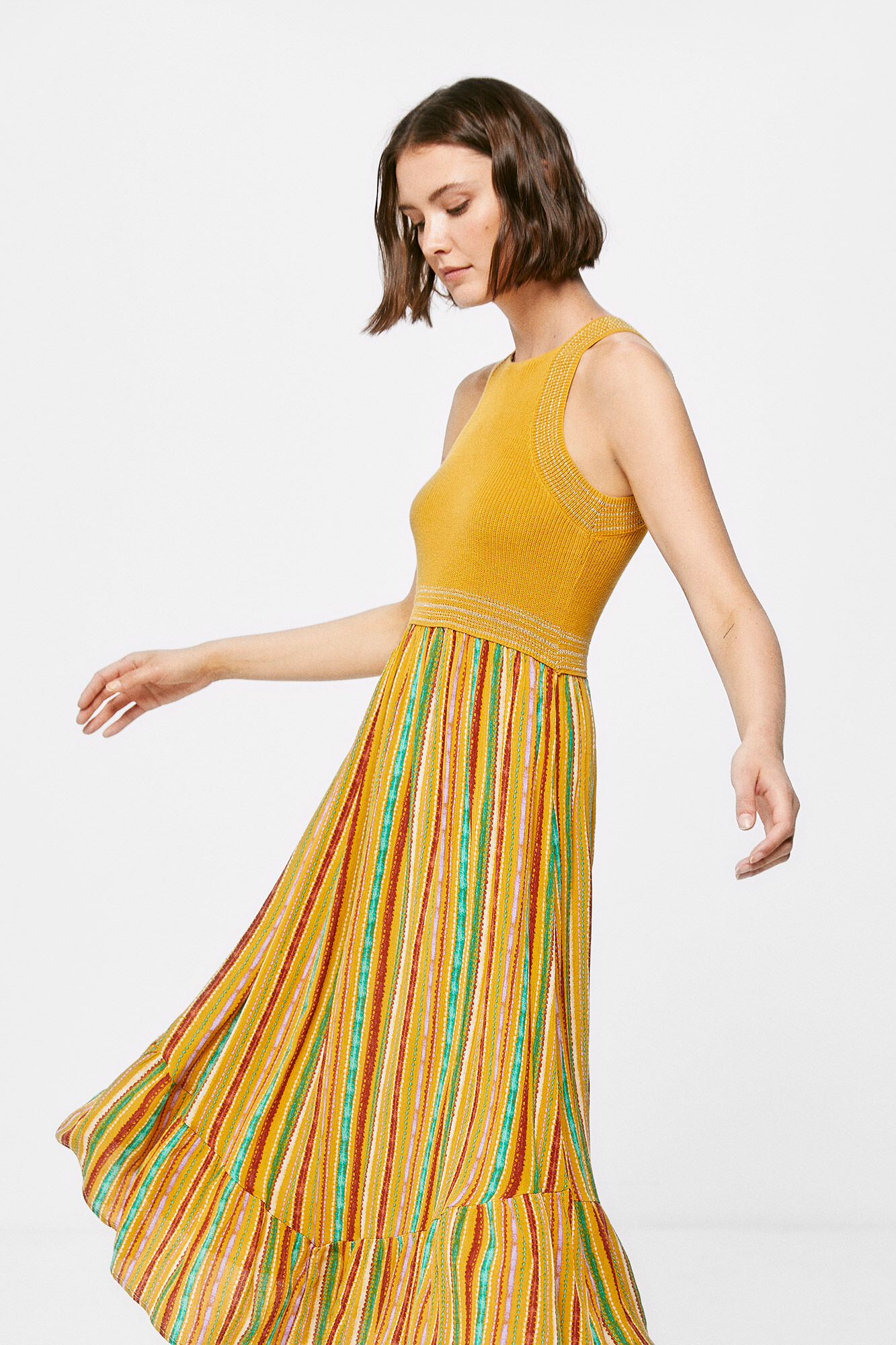 Vestido bicolor com babado