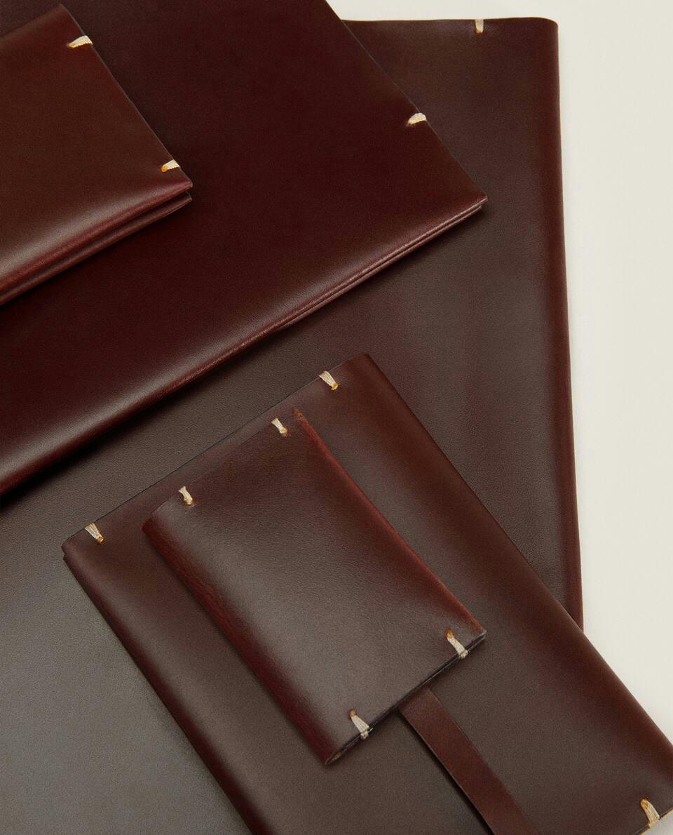CAPA DE COURO PARA TABLET COM DETALHES DE COSTURA