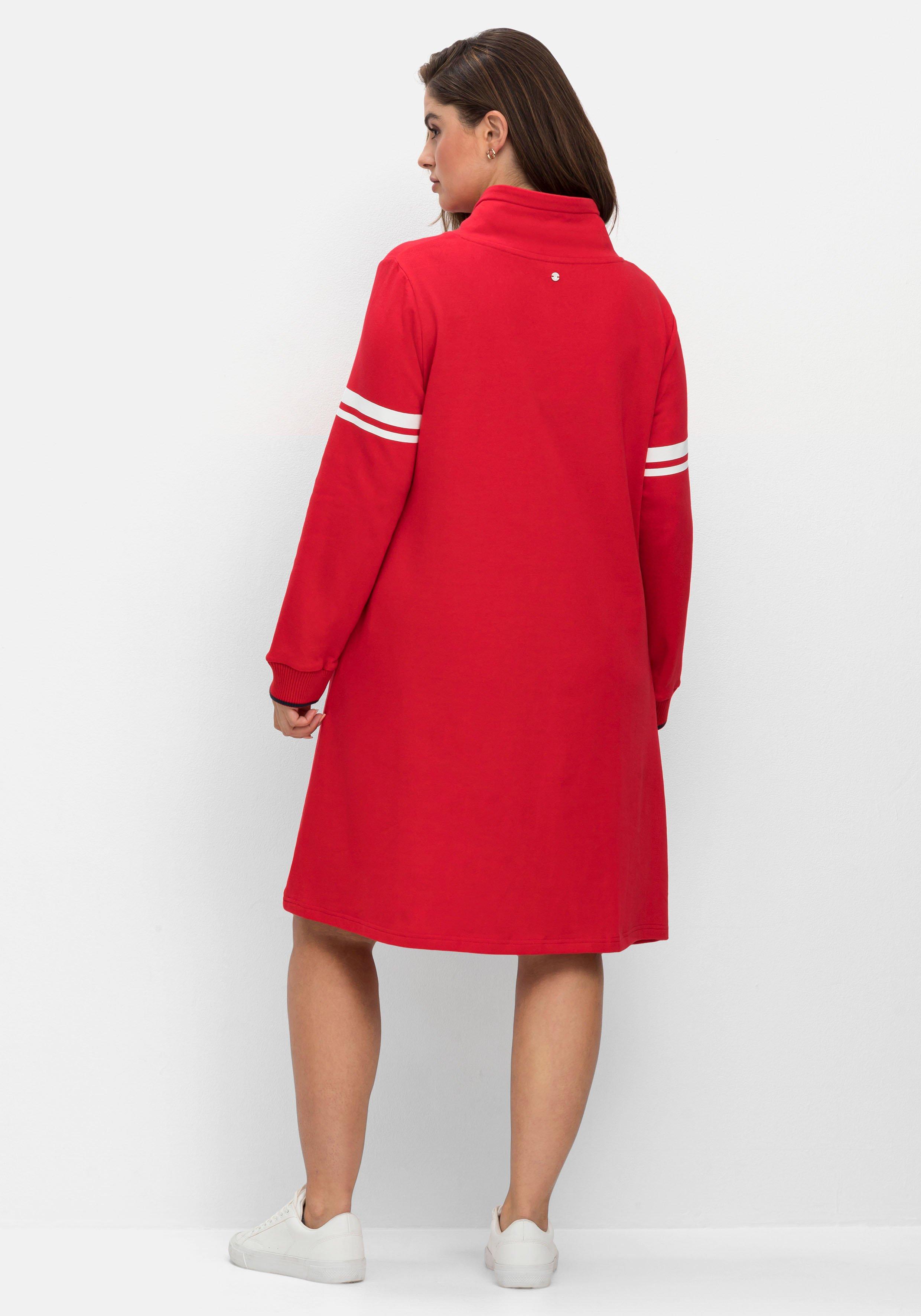 Kurzes Sweatkleid mit weitem Kragen, in leichter A-Linie