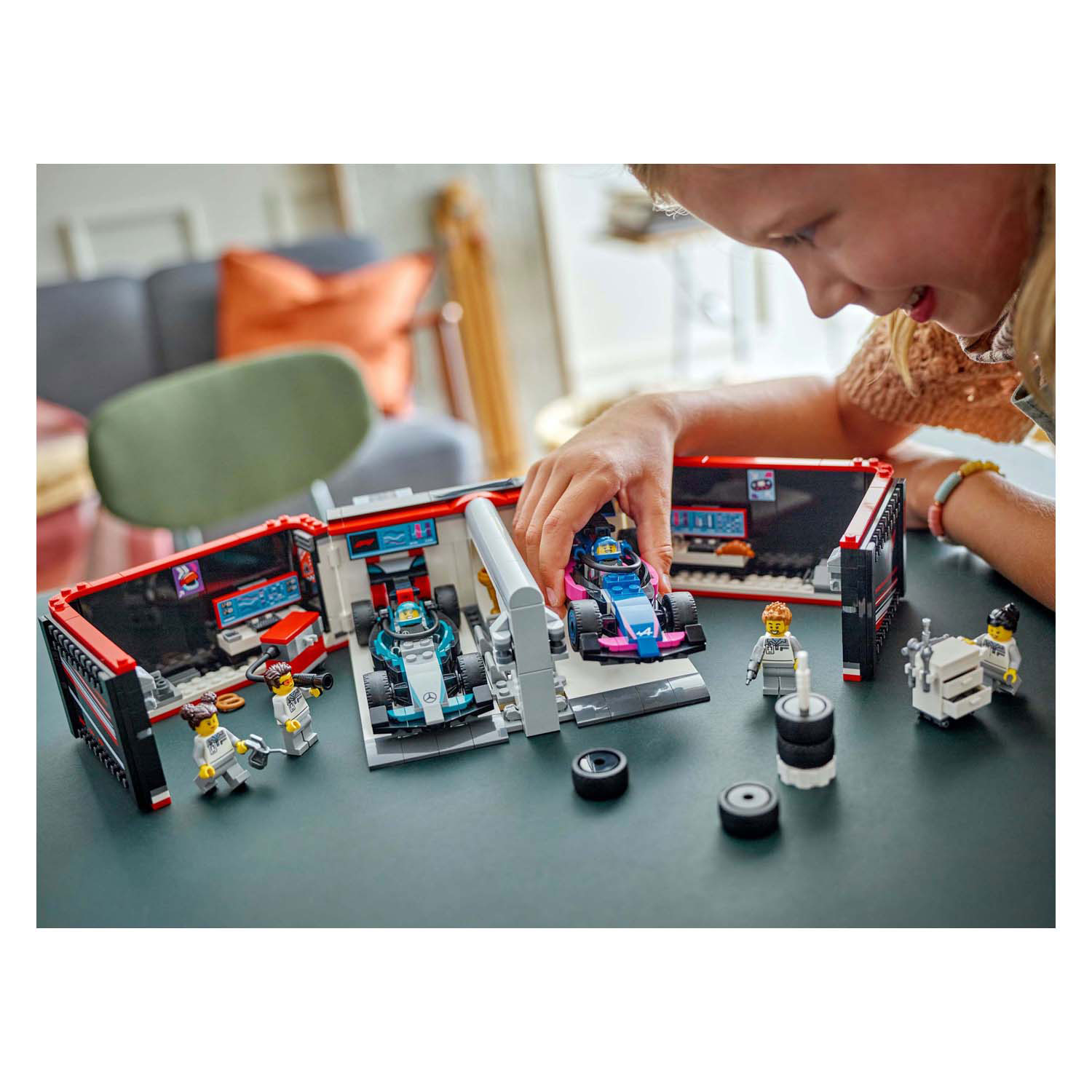 LEGO City 60444 F1 Garage met Mercedes-Amg En Alpine Auto's