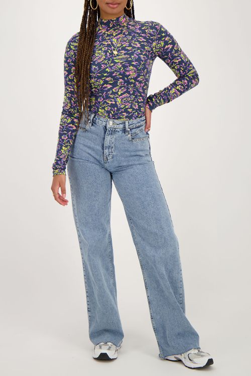 Donkerblauwe top met col en paisley print
