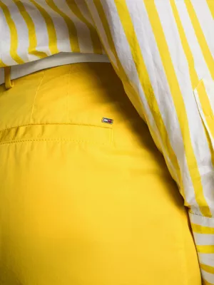 Shorts de sarja plissados e descontraídos
