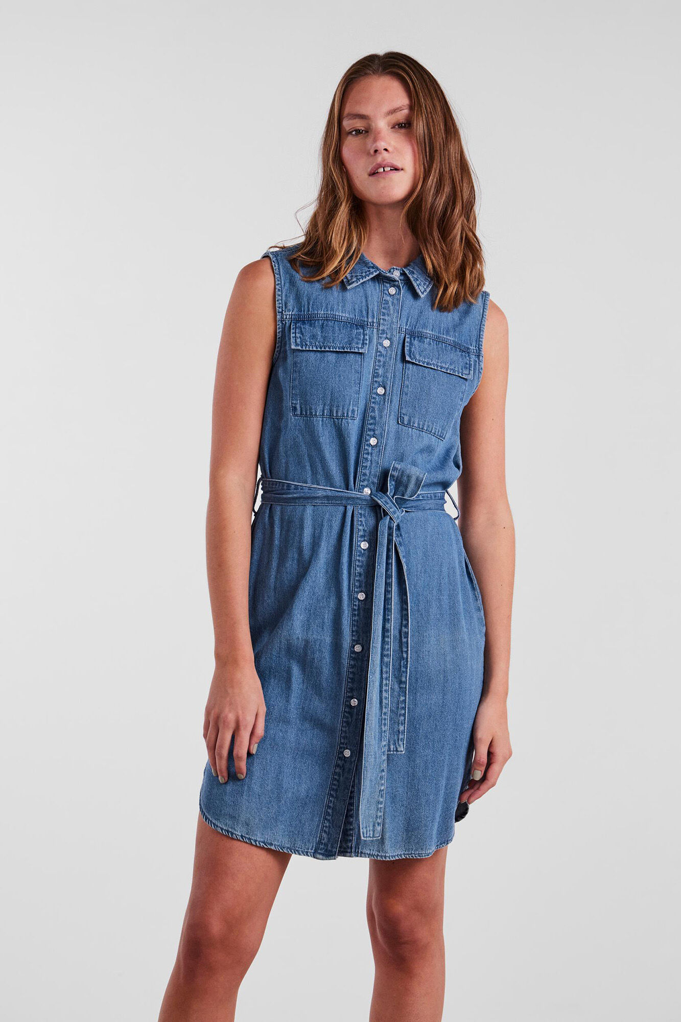 Vestido midi com alças.