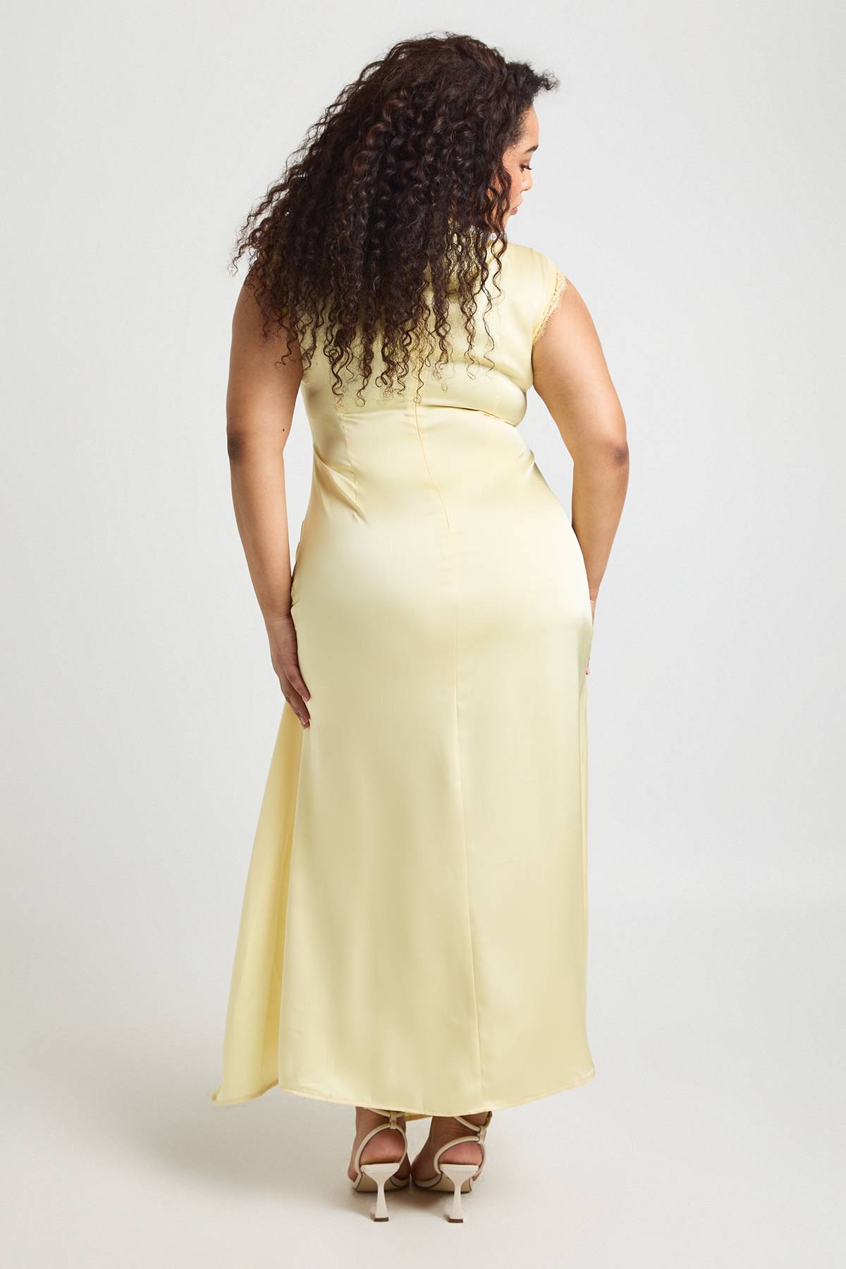 boohoo Robe Longue Satinée Col Montant Grande Taille Avec Bordure En Dentelle