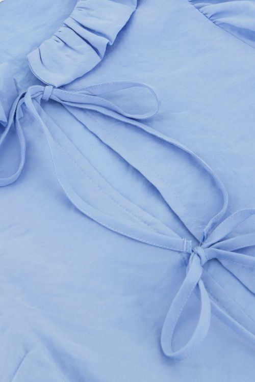 Blauwe top met strikjes en ruffle kraag