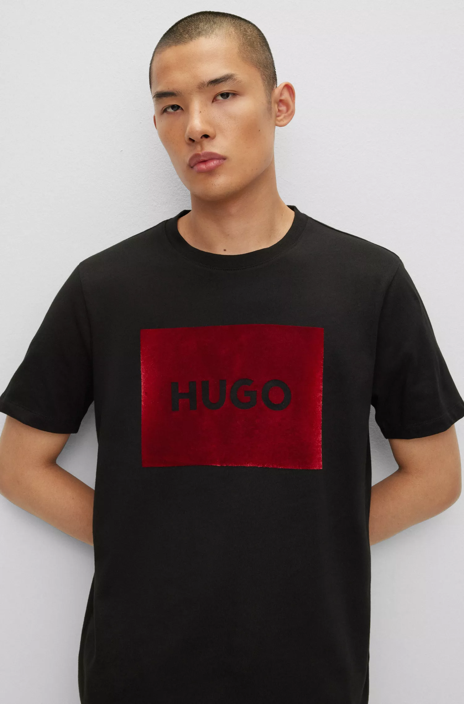 Camiseta HUGO vermelha em malha de algodão com logotipo de efeito metálico.