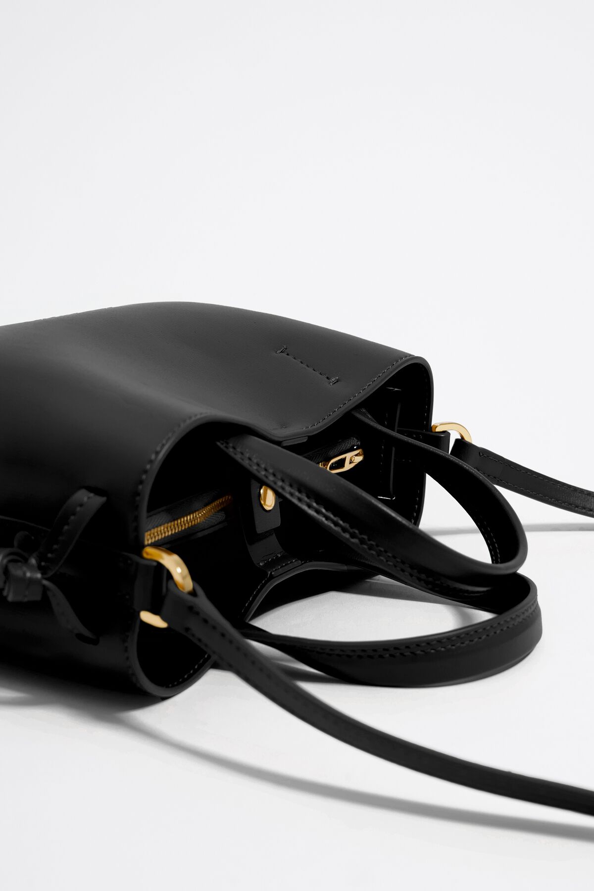 Bolsa mini de couro preto com estampa de Chihuahua