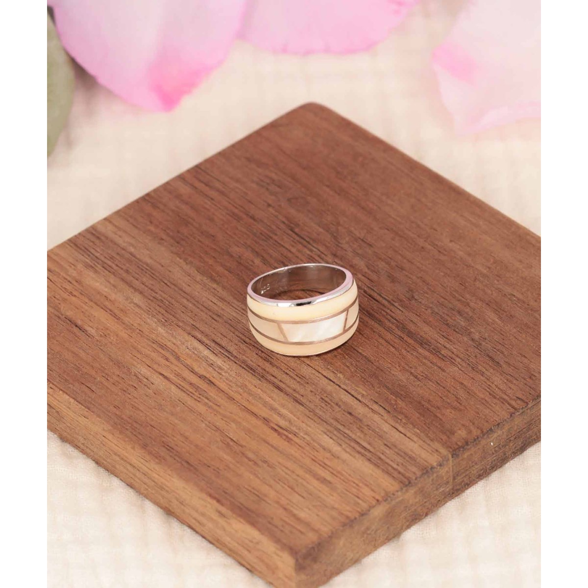 Bague Aden en Nacre Blanche et Argent 925 : Le Cadeau Parfait pour la Fête des Mères et Autres Occasions | Aden