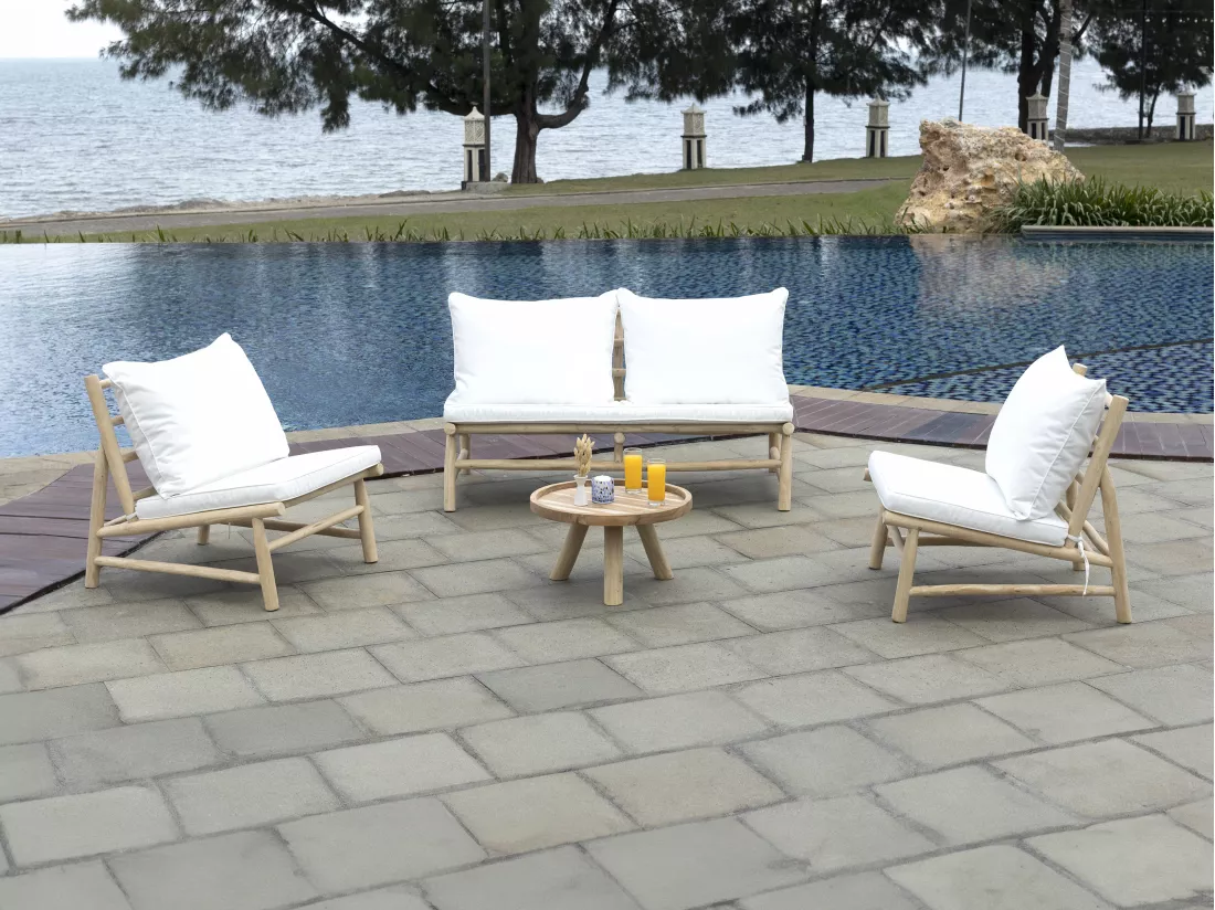 Salon de jardin en teck : un canapé 2 places, 2 fauteuils et une table basse ronde - Naturel clair et blanc - TULUM de MYLIA