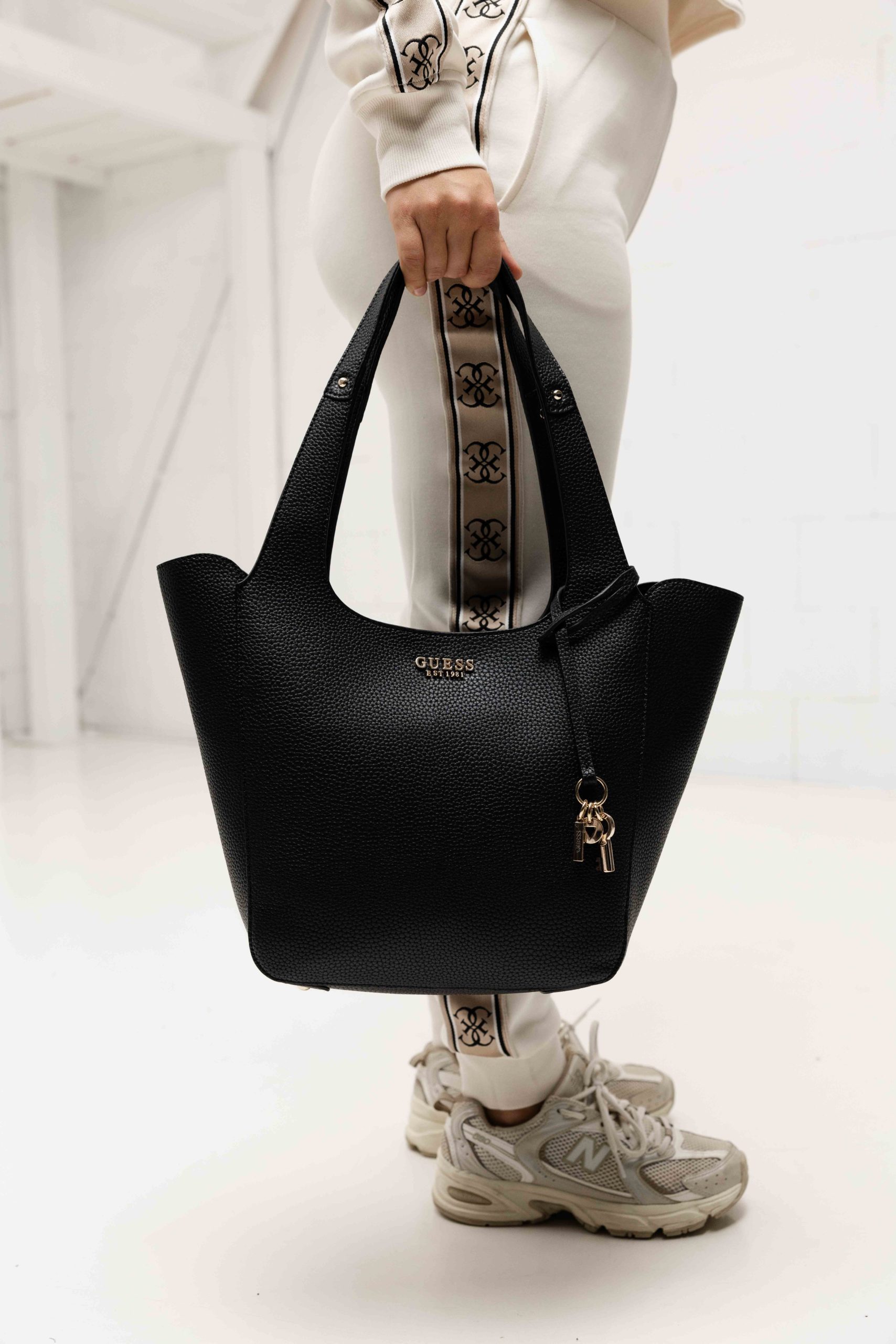 Guess Helina Tote Tas Zwart
