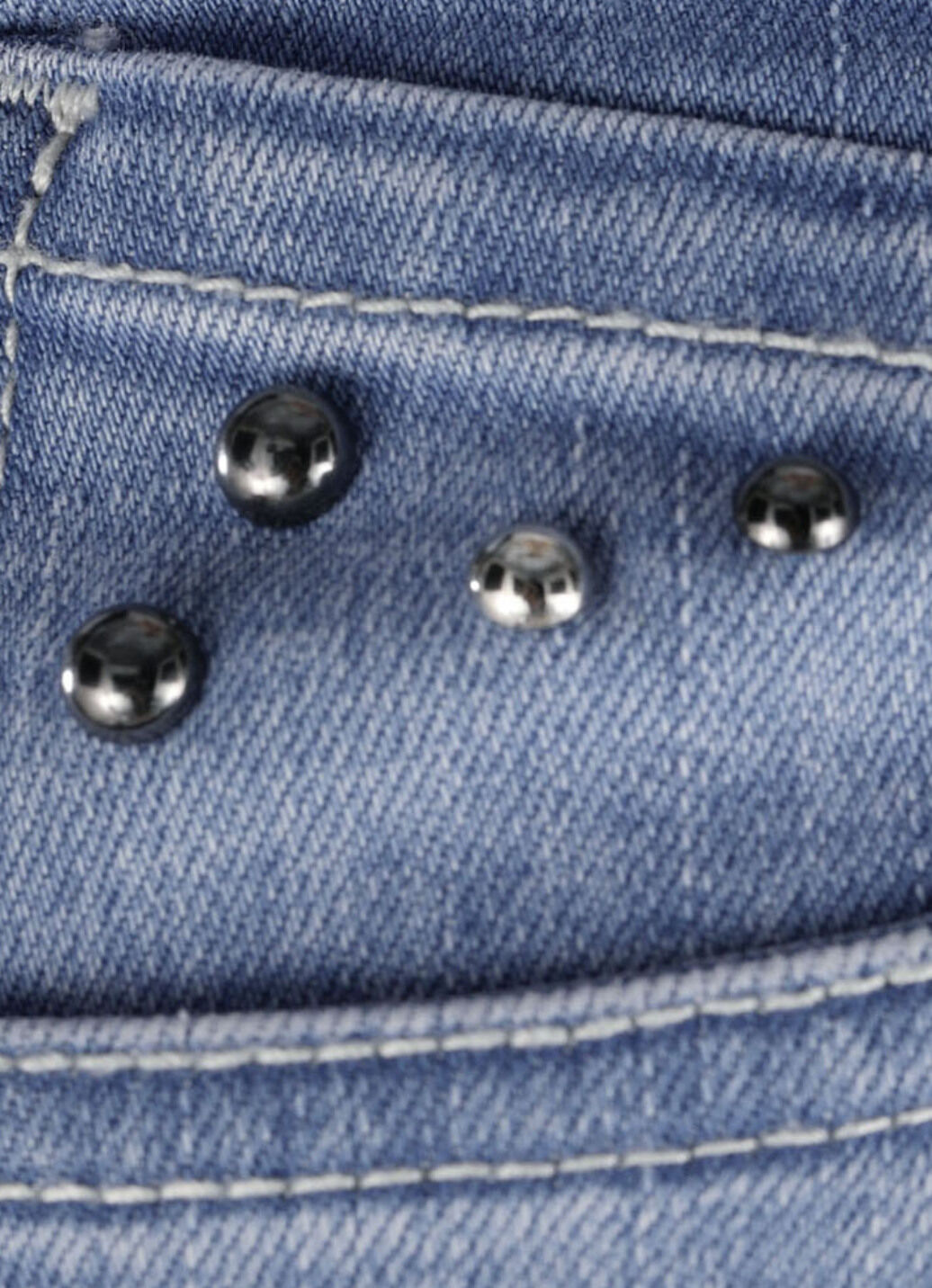 Jeans mit trendigen Ziernieten