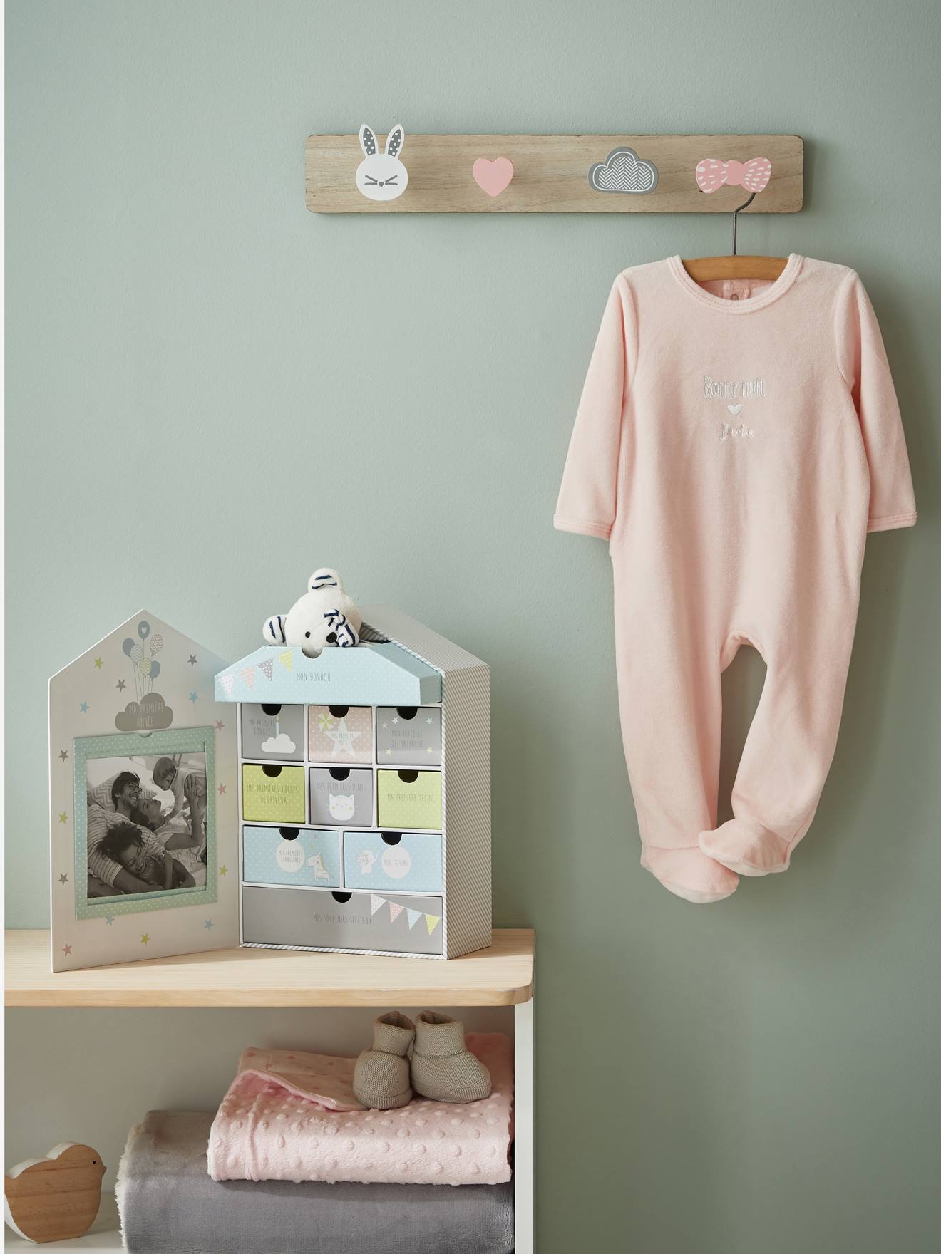 Conjunto para bebê com gavetas, liso cinza claro com estampas.