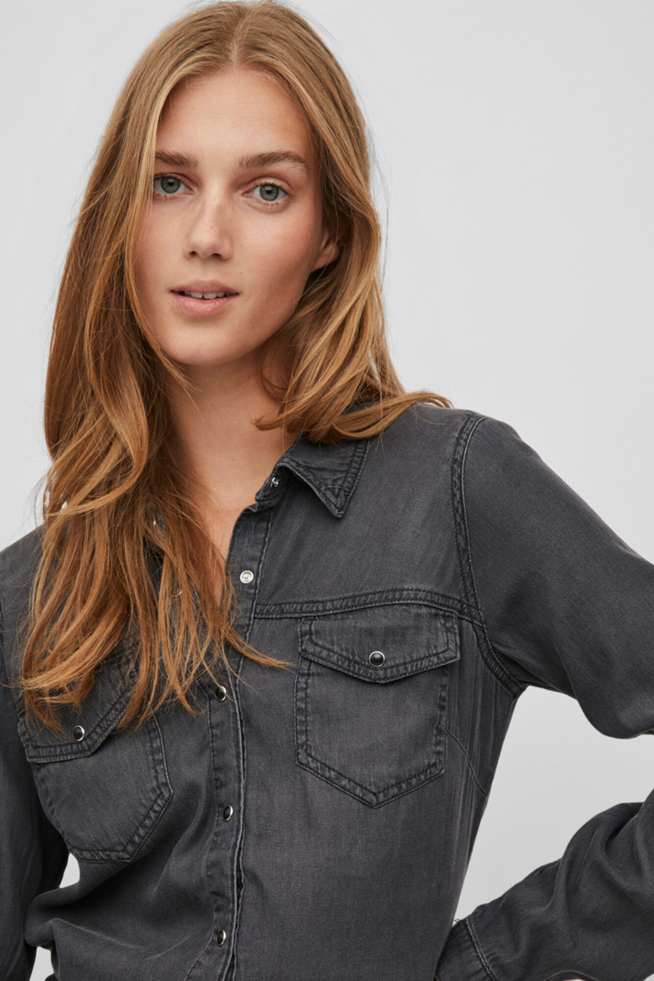 Camisa jeans feminina de manga comprida com bolsos - Preta