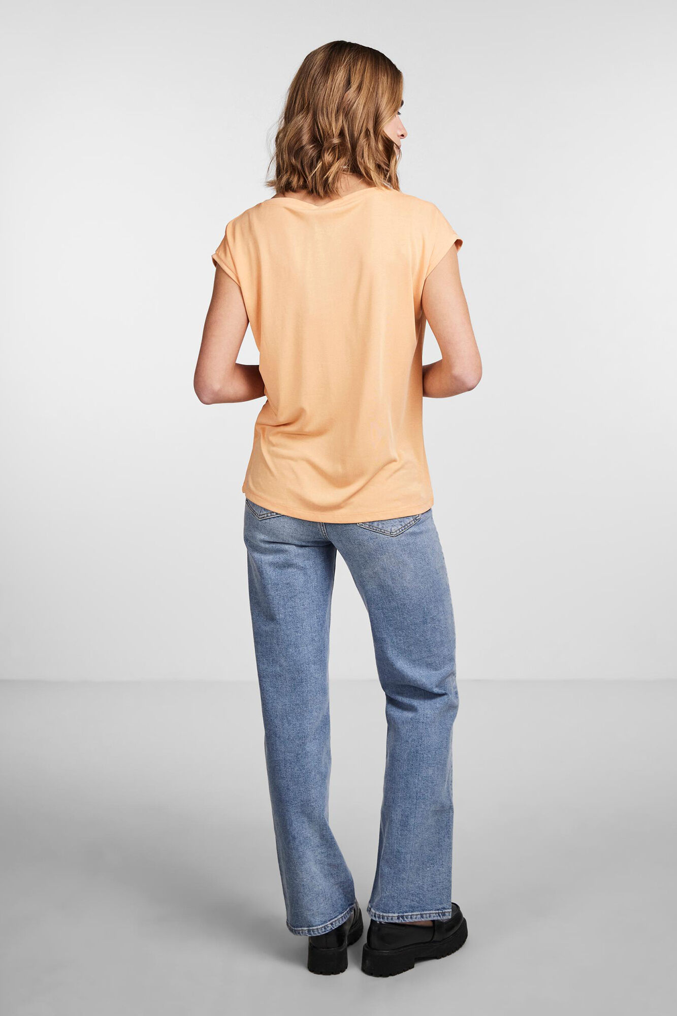 Camiseta básica em MODAL-TENCEL. Mangas curtas e decote em V.
