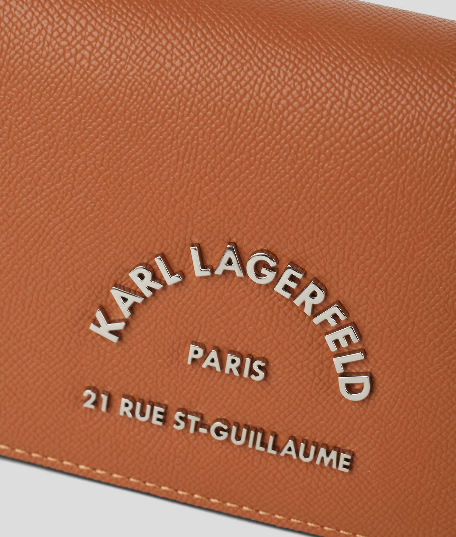 POCHETTE AVEC DÉTAIL EN MÉTAL RUE ST-GUILLAUME