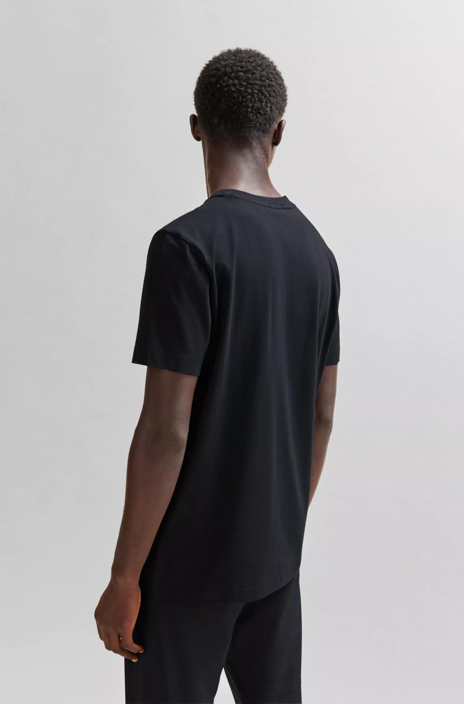 Camiseta BOSS verde de algodão stretch com modelagem regular e logotipo contrastante.