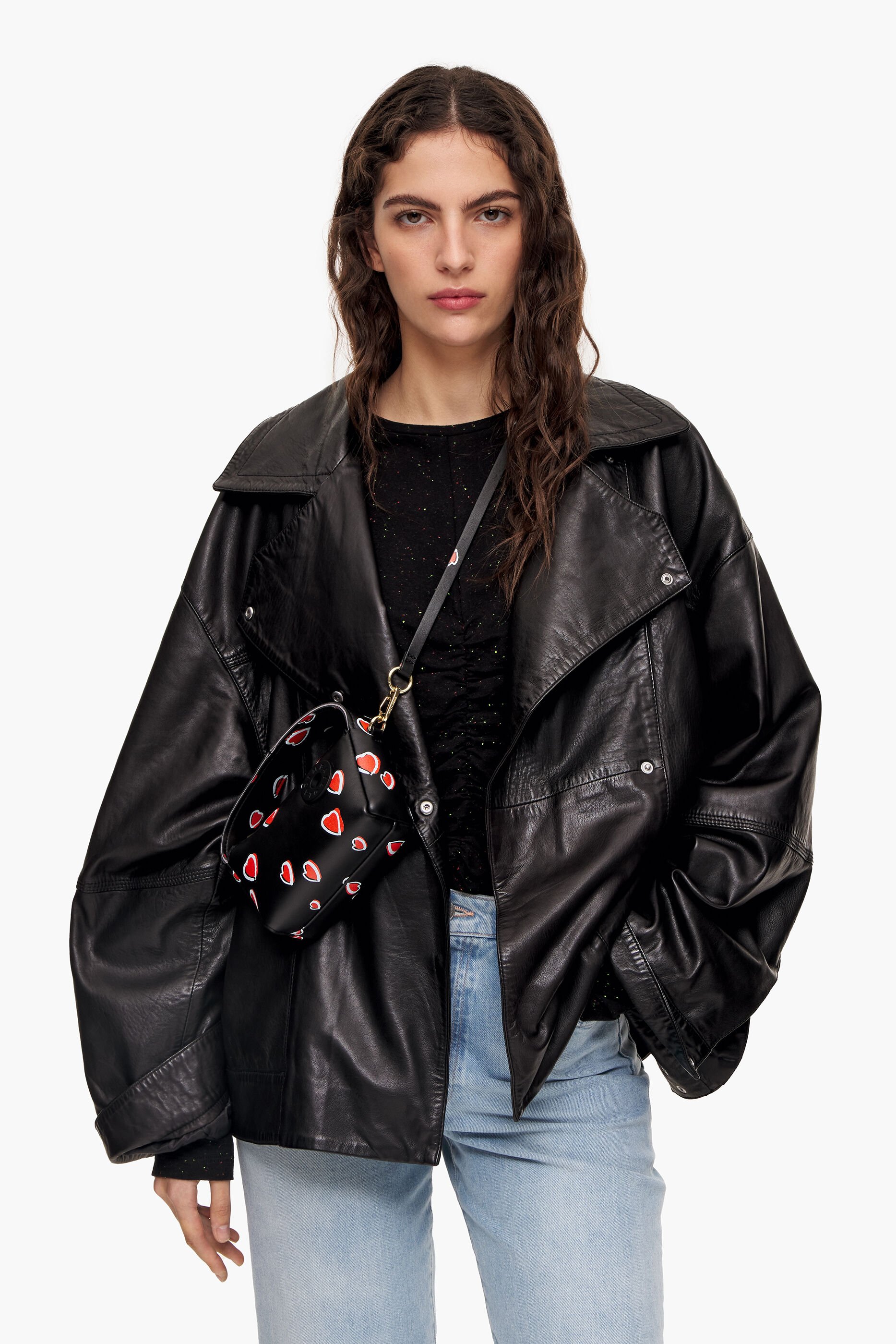 Bolsa hobo de couro tamanho XS com estampa de pequenos corações, preta.