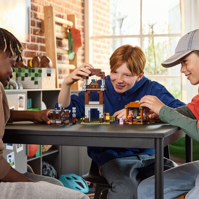 LEGO Minecraft 21278 Røvernes utpost og olmt beist