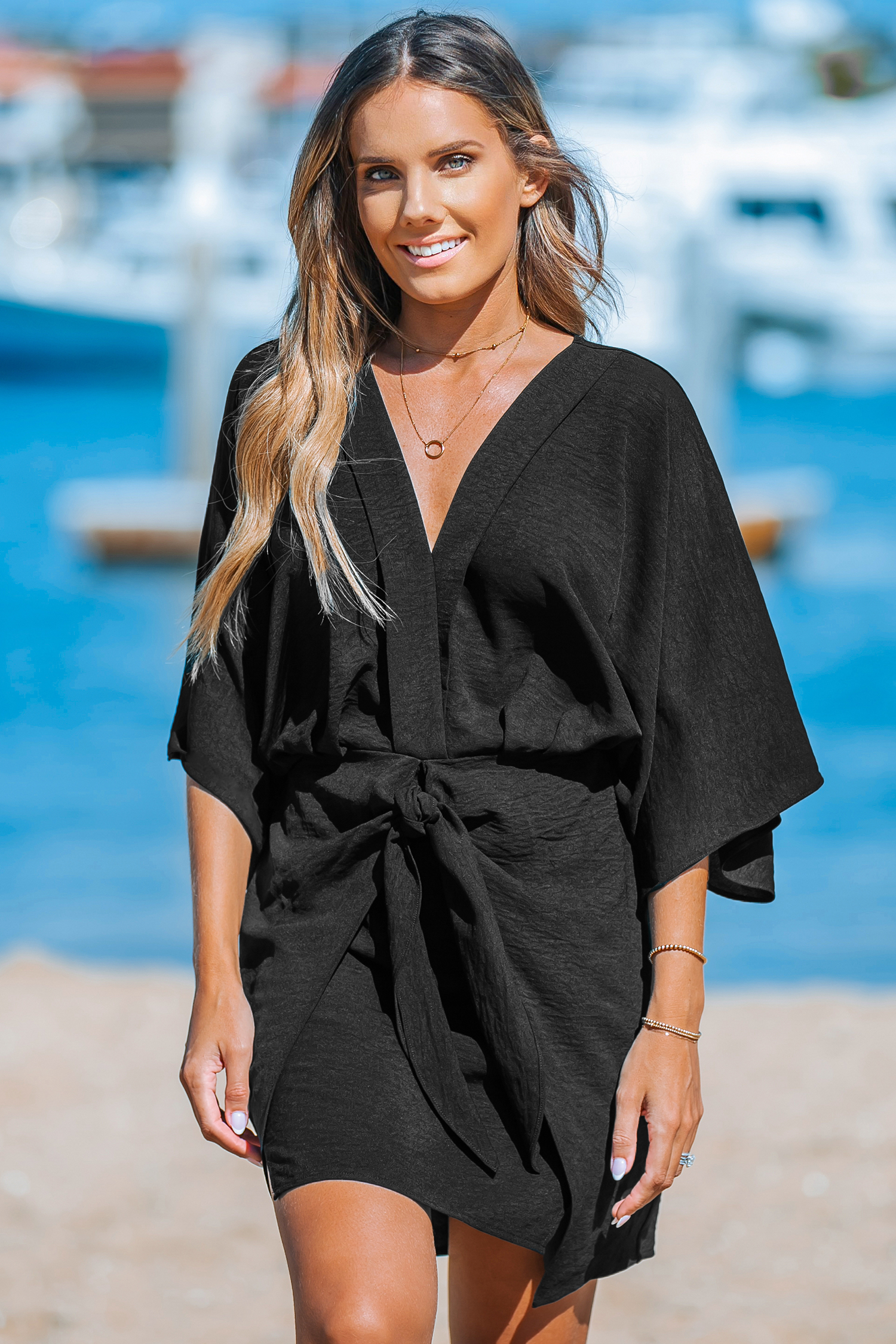 Robe mini avec manches évasées à nouer sur le devant