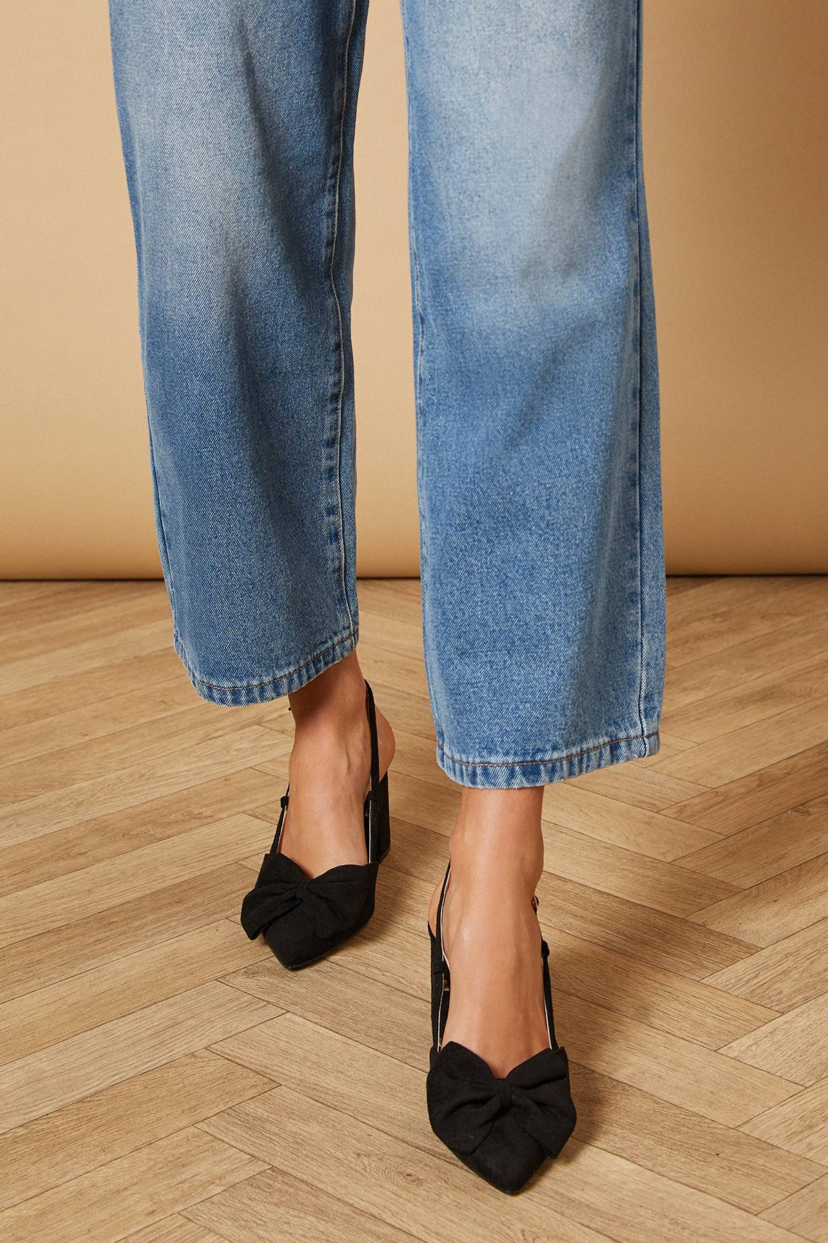Oasis Chaussures Dorinda à Talon Bloc et Bride Arrière en Daim Synthétique avec Nœud
