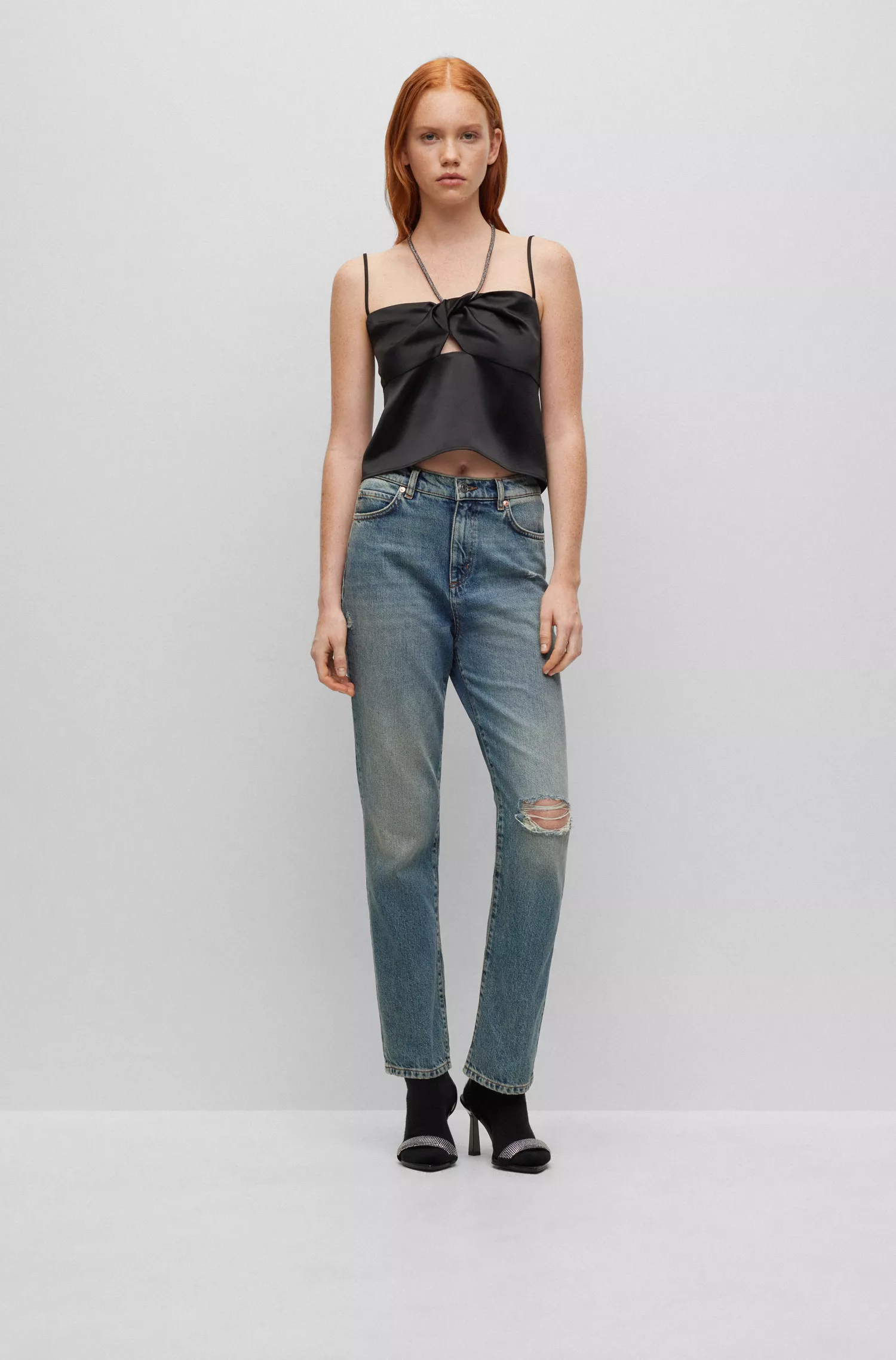 Calça jeans HUGO vermelha, modelagem relaxada, em denim azul-marinho.