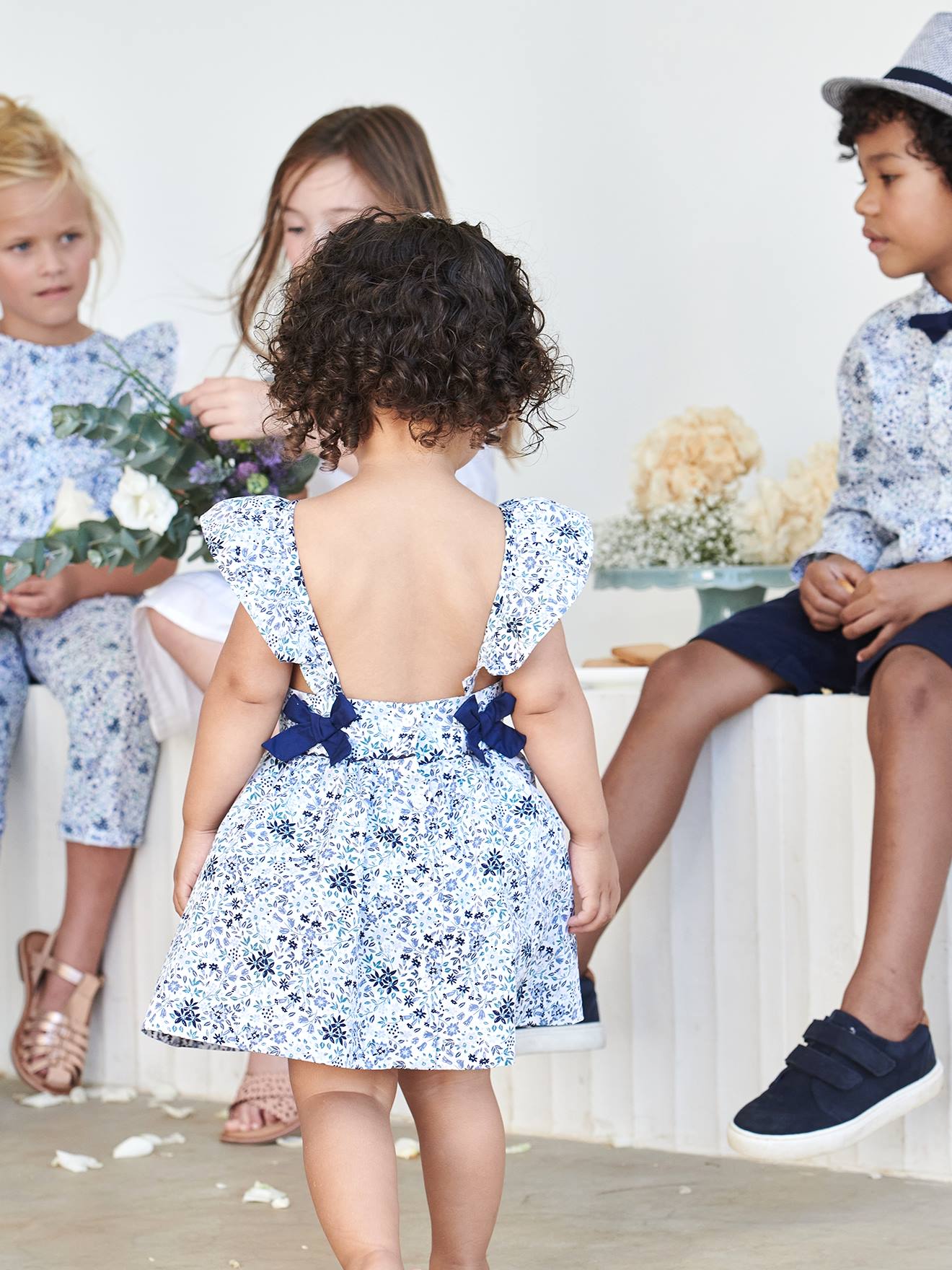 Vestido de festa infantil com estampa floral branca clara