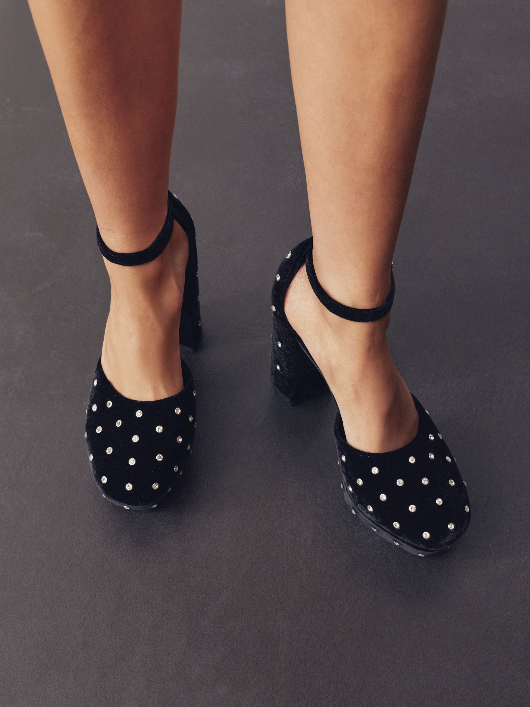 Zwart fluweel - Forever Comfort® Velvet Studded Plafrom Two-Part Block Heels