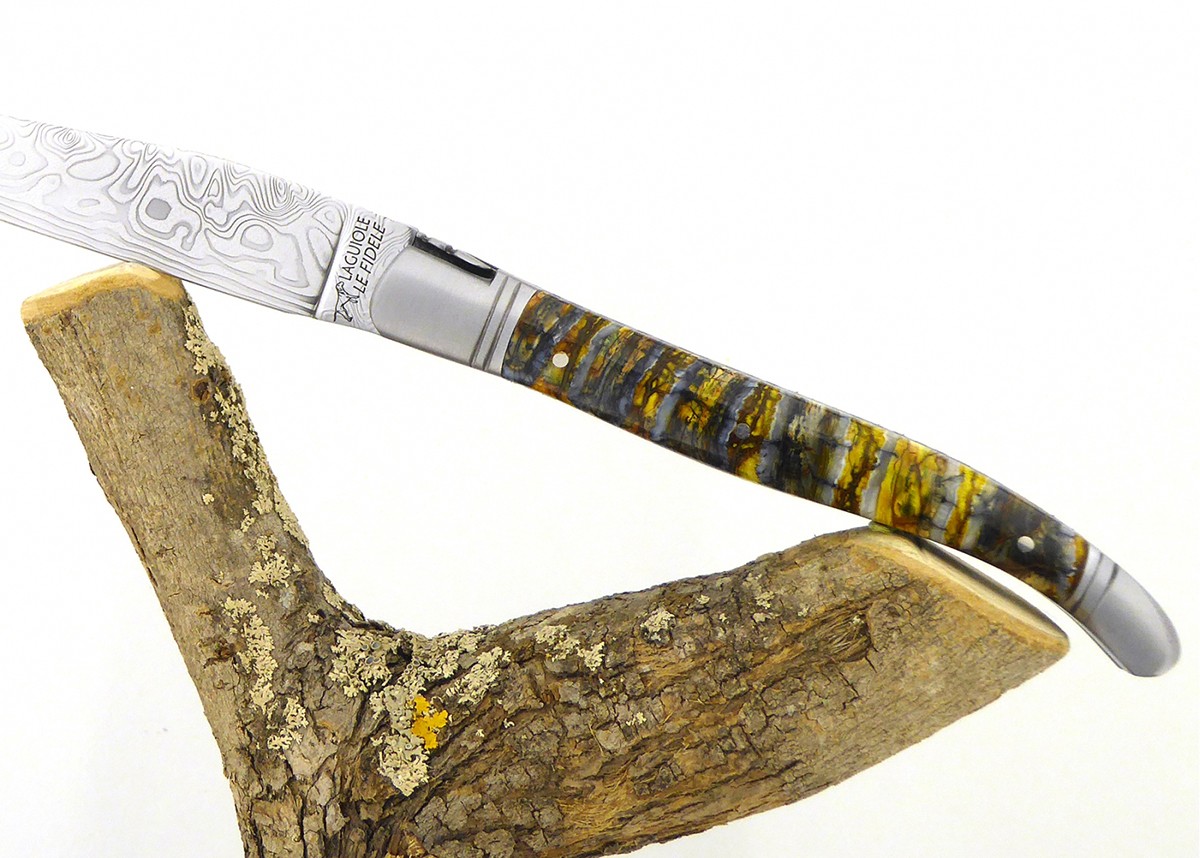 Couteau Laguiole avec un manche en Molaire de Mammouth teintée doré