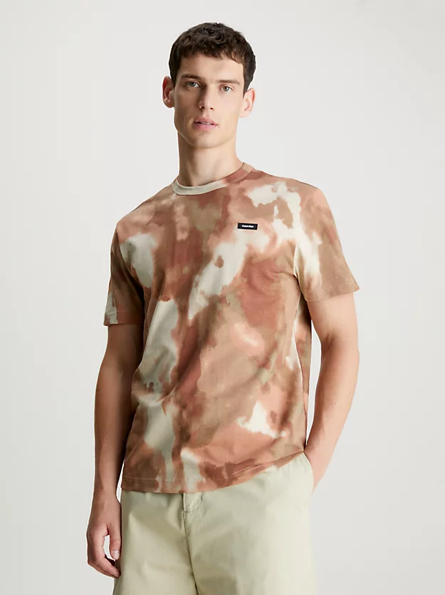 Camiseta com estampa camuflada