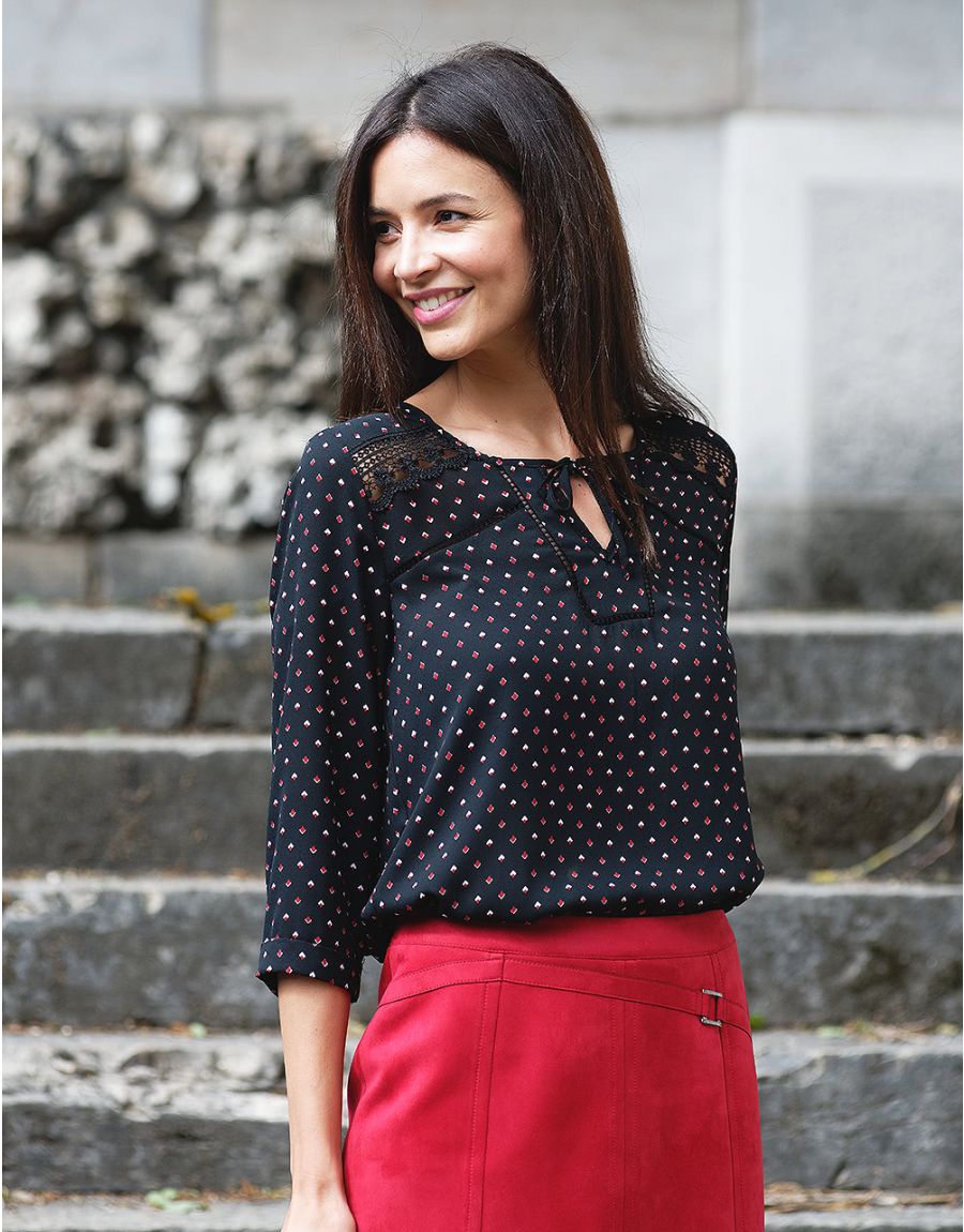 Blouse noire et bordeaux