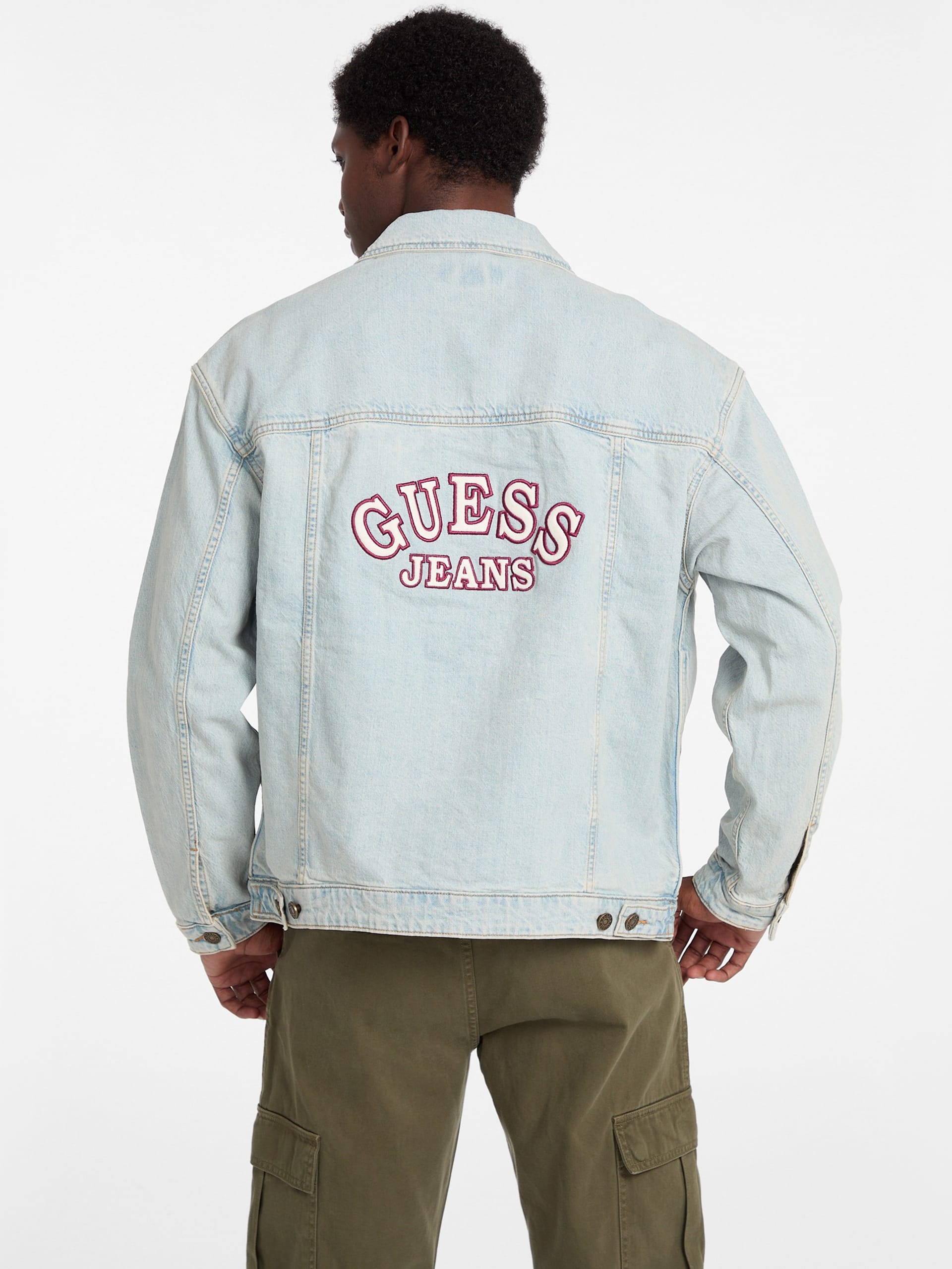 Jaqueta jeans estilo caminhoneiro com logo oversized