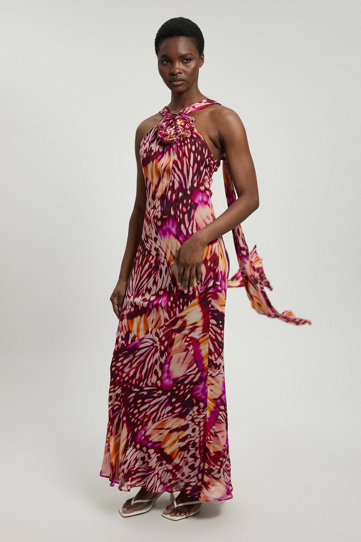 KarenMillen Robe Longue En Georgette De Viscose À Imprimé Papillons Avec Rosette Et Encolure Dos-nu