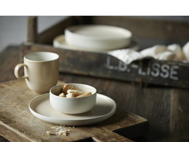 Studio Round North Krus 33 cl Matte sand/Matte white