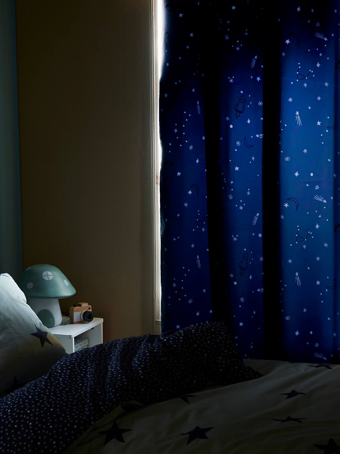 Cortina blackout com detalhes fluorescentes, estampa de planetas em azul médio