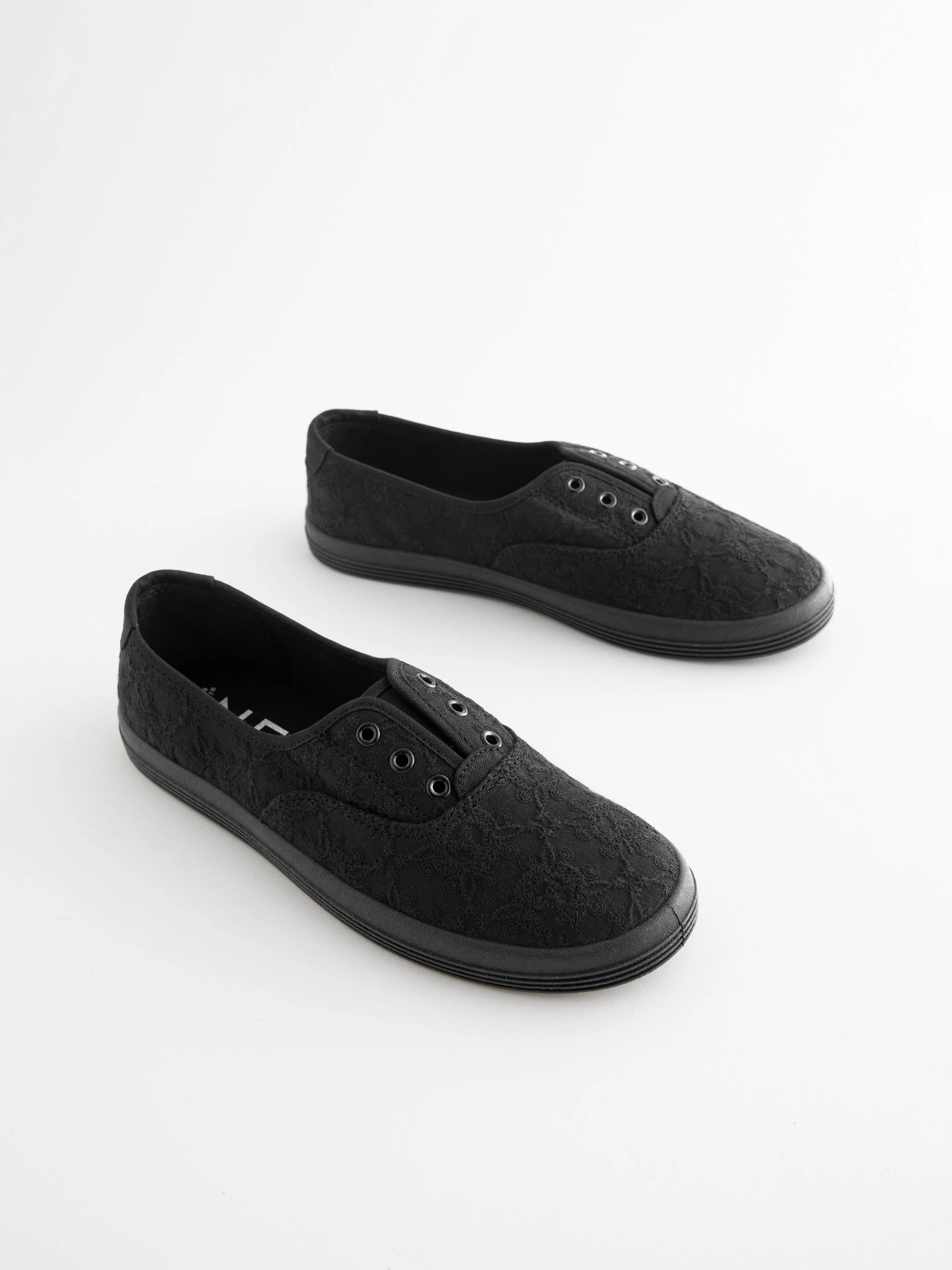 Zwart - Geborduurde veterloze canvas instapsneakers