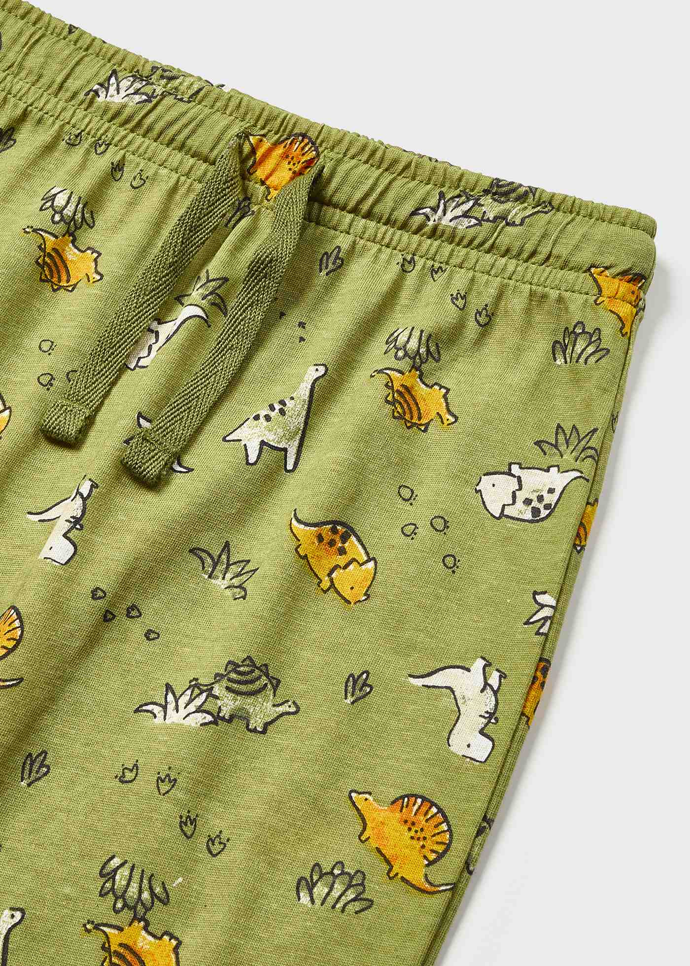 Pijama comprido com estampa e confeccionado em algodão sustentável para bebê