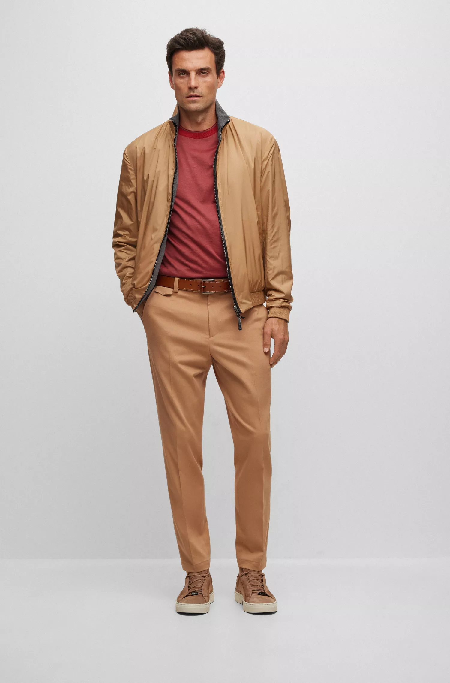 Calça BOSS Camel de corte afunilado em algodão elástico com cashmere.