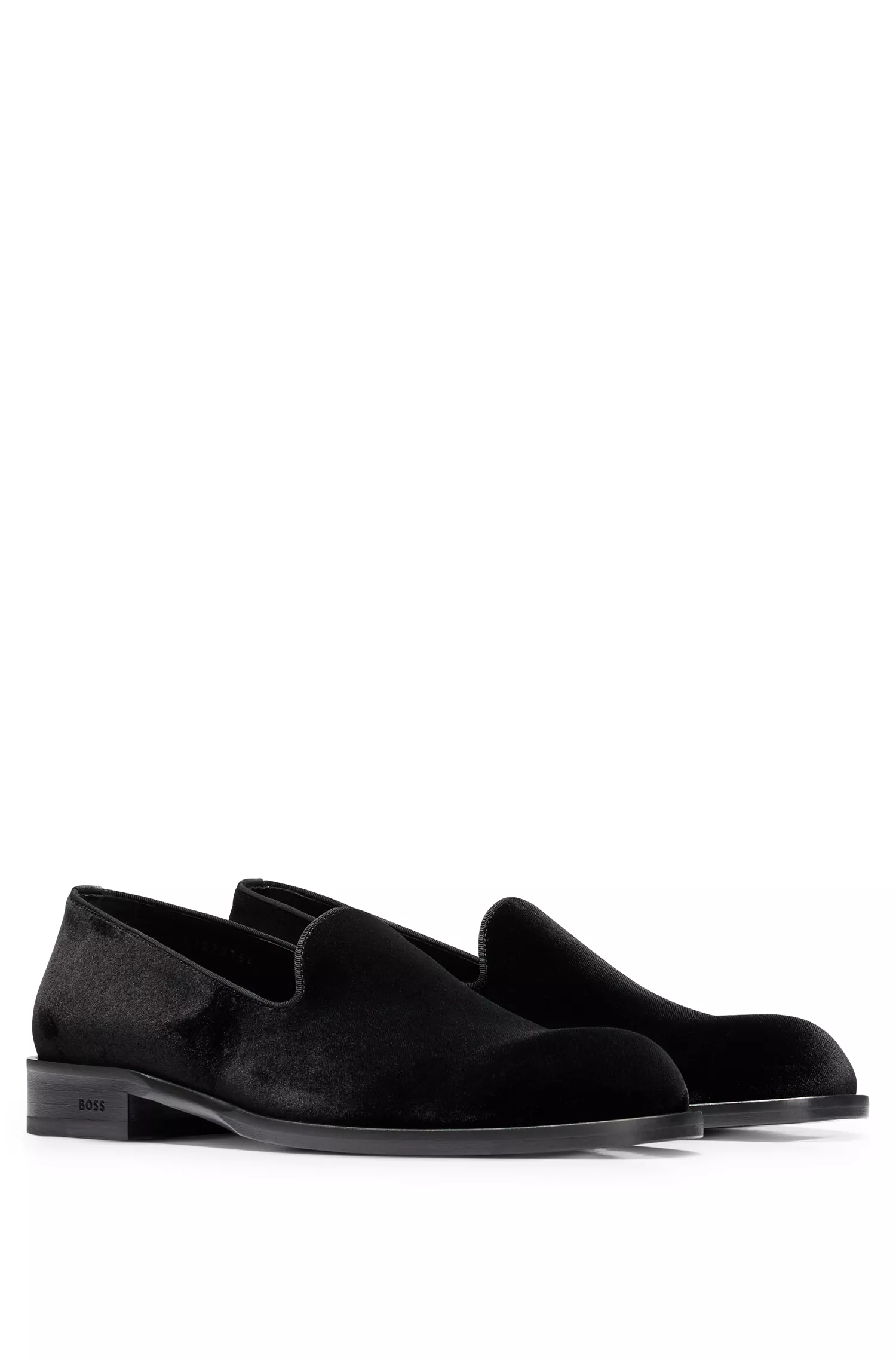 Mocassins BOSS pretos, fabricados na Itália, em veludo com palmilha acolchoada.