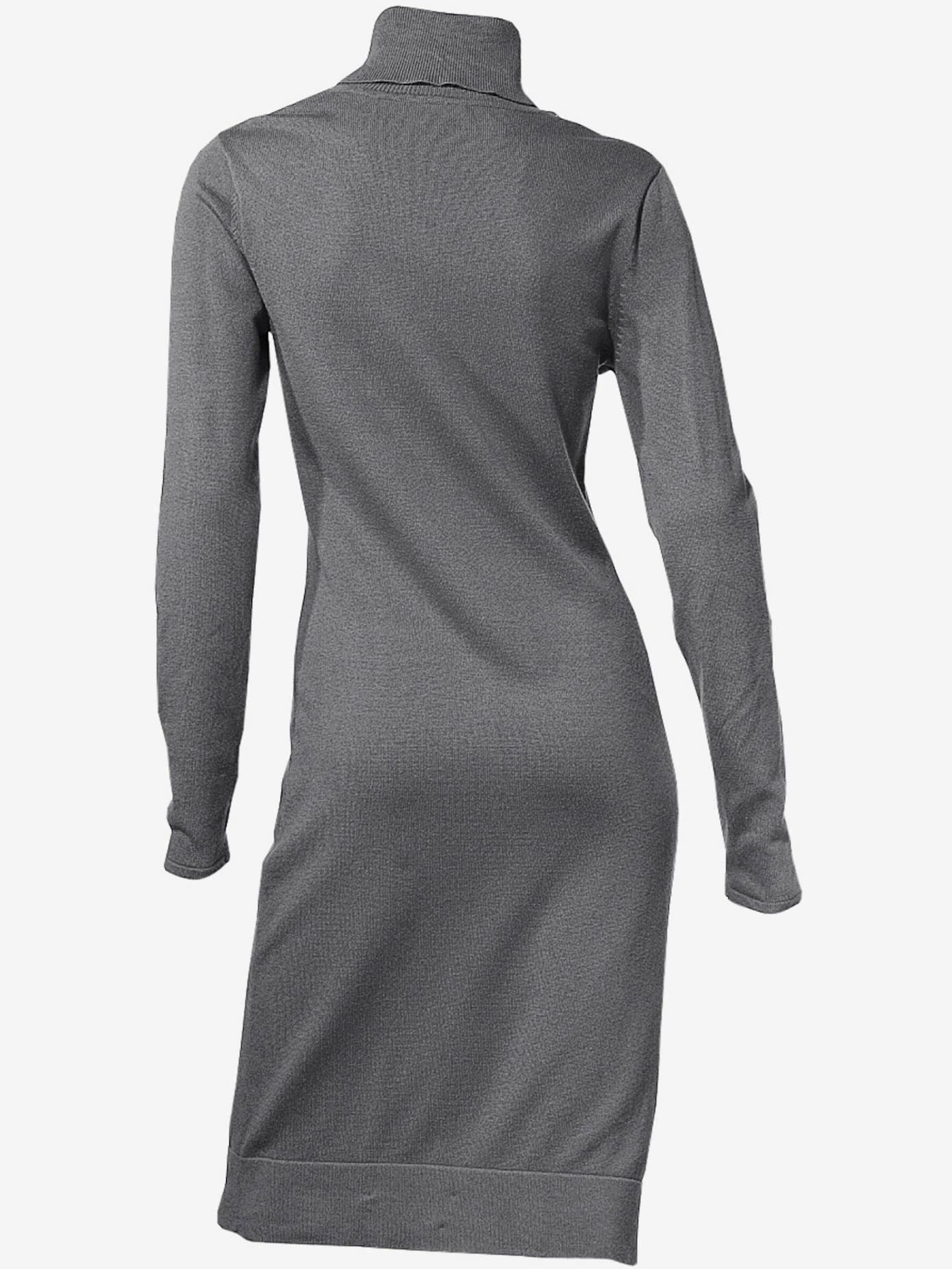 Robe en tricot à manches longues et col roulé
