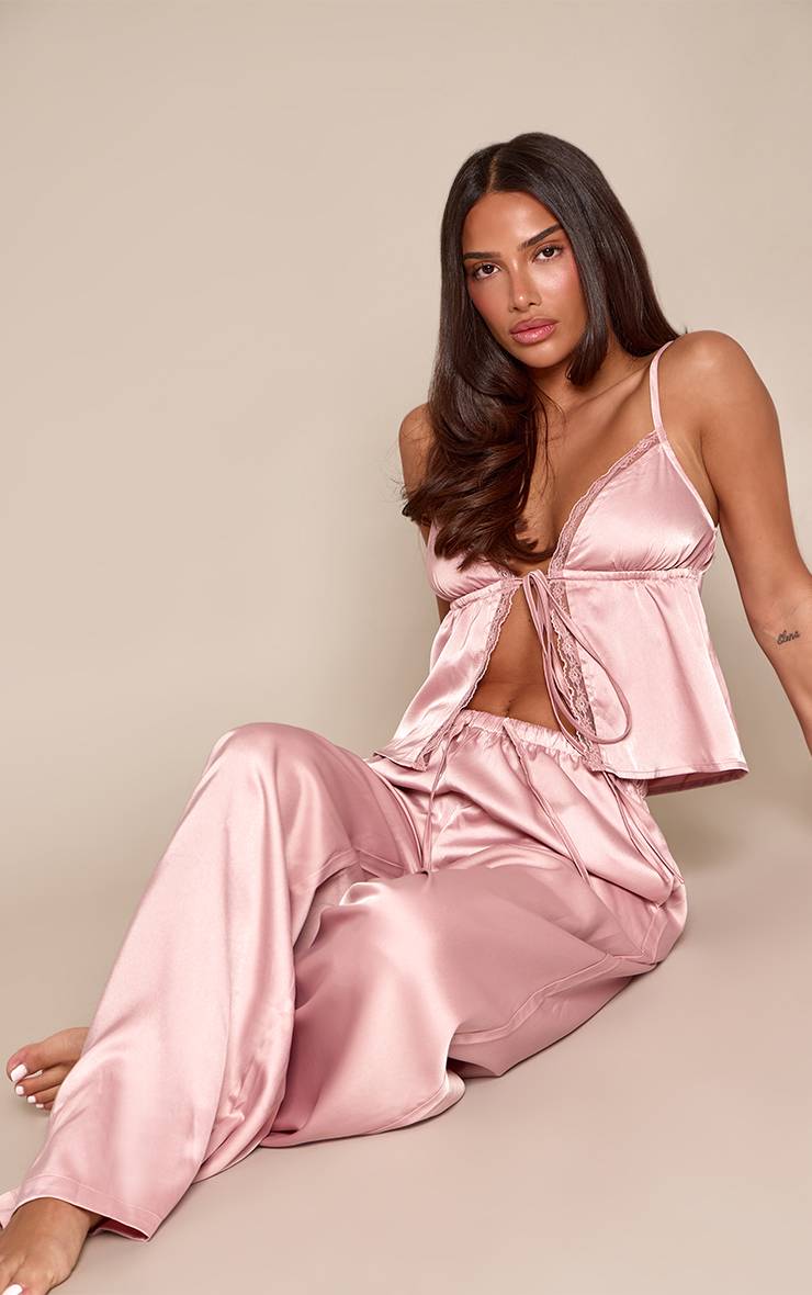 Rose Ensemble Pyjama Caraco Satiné Avec Détails En Dentelle Et Nœud Devant