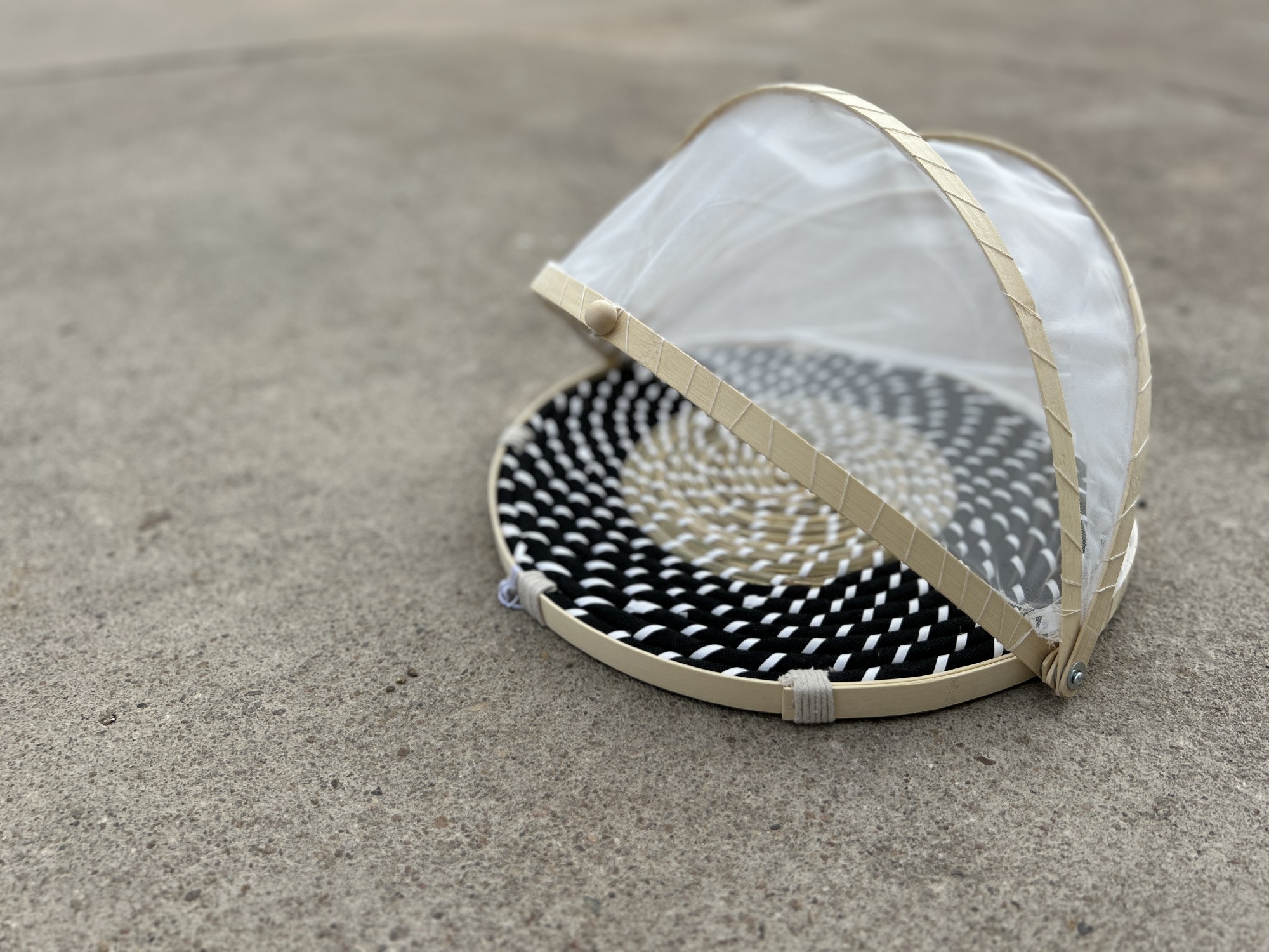 Fliegennetz-Tablett, natur, schwarz-weiß, Ø 41 cm, H 30 cm zu 18,90