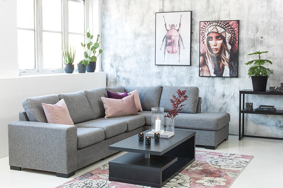 Max sofa 3-seter med hjørne og åpen ende høyre i tekstil Rocco 281 mørk grå og med sorte ben