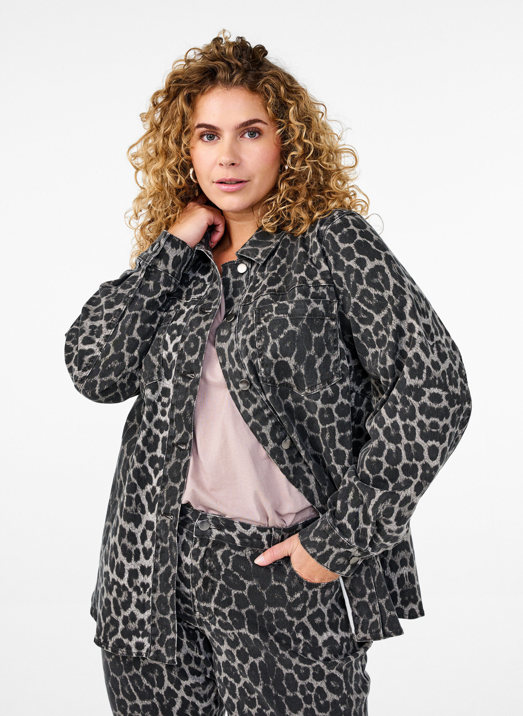Denimskjorte i leopardprint med knapper